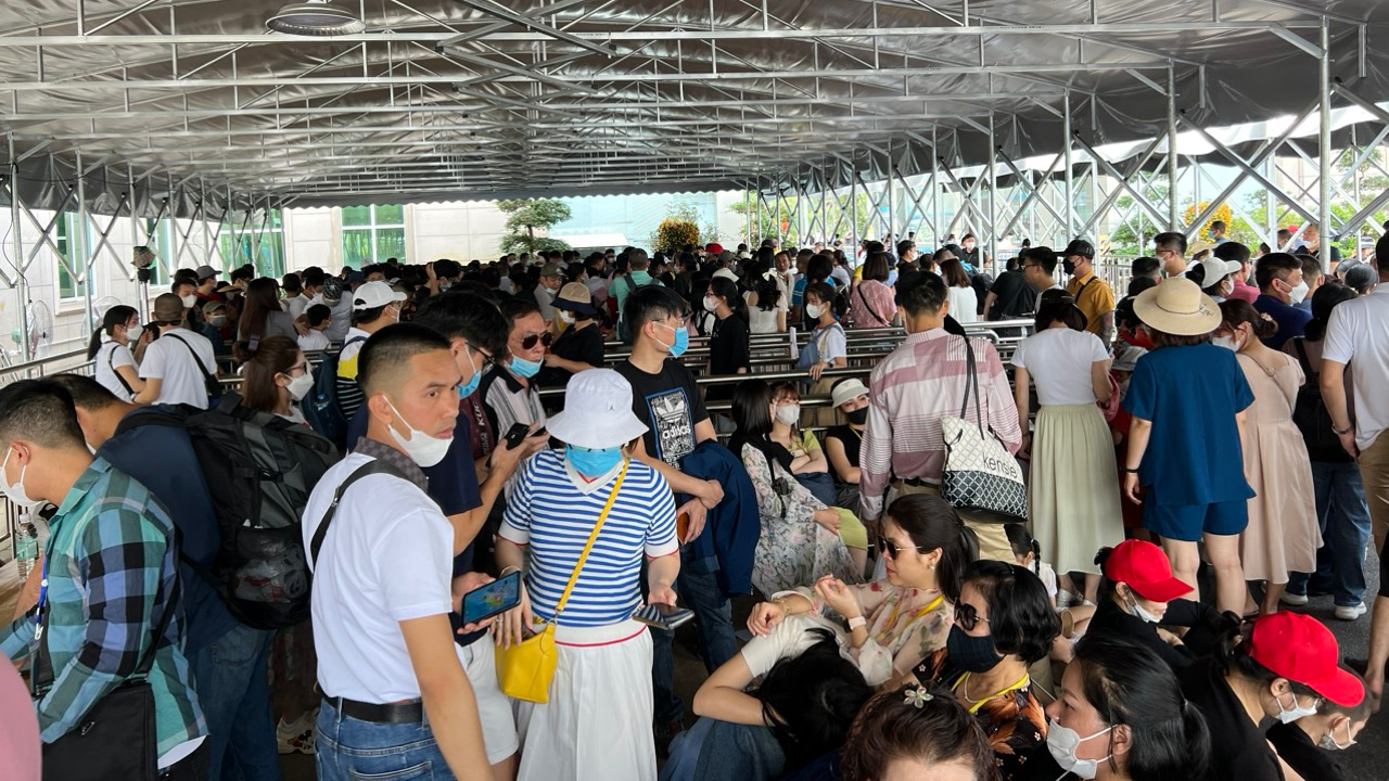 Quảng Ninh: Hàng nghìn du khách vật vã chờ xuất cảnh sang Trung Quốc  - Ảnh 3.