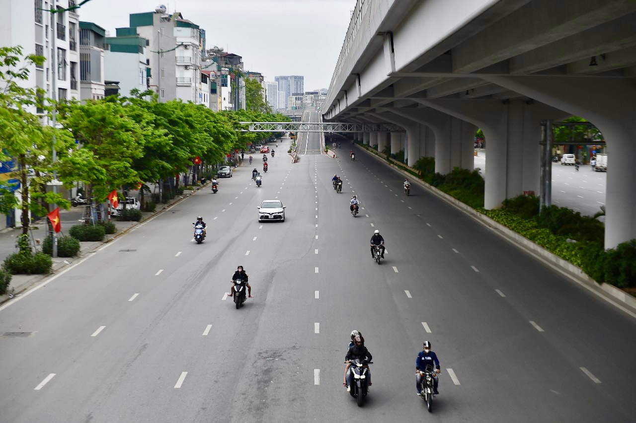 Phố phường Hà Nội bình yên, vắng vẻ trong sáng 30.4 - Ảnh 1.