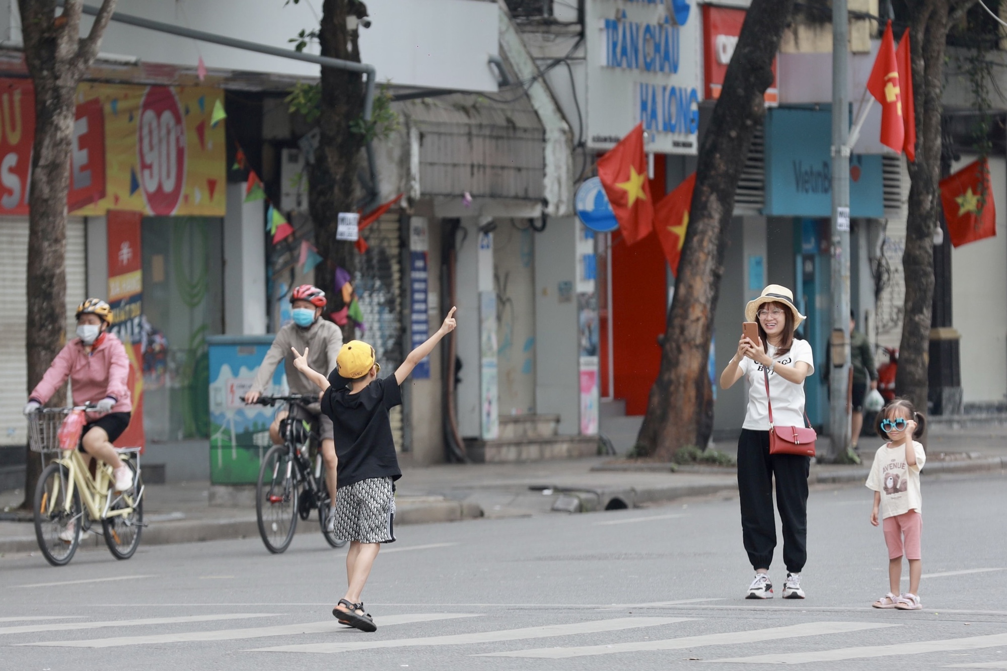 Phố phường Hà Nội bình yên, vắng vẻ trong sáng 30.4 - Ảnh 6.