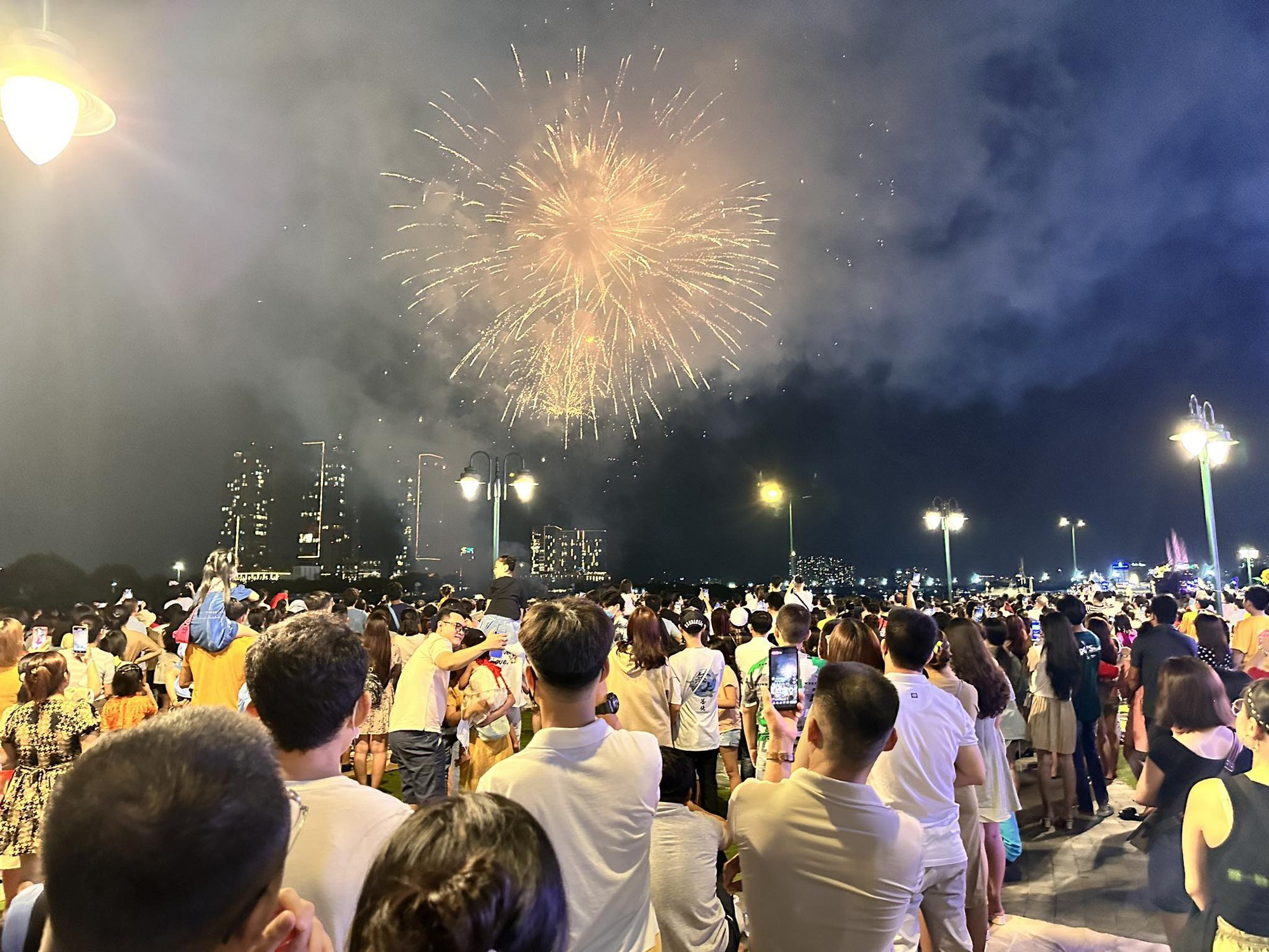 Trung tâm TP.HCM đông nghẹt người xem pháo hoa dịp lễ 30.4 - Ảnh 14.