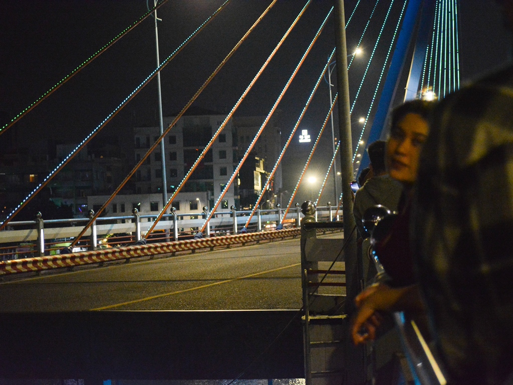Ngắm trọn khoảnh khắc cầu sông Hàn quay trong đêm - Ảnh 6.