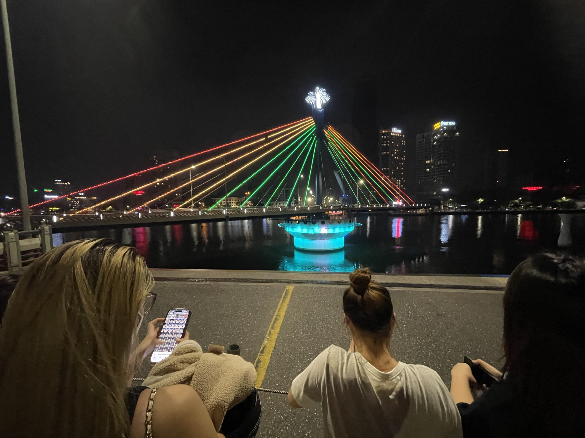 Ngắm trọn khoảnh khắc cầu Sông Hàn quay trong đêm - Ảnh 8.
