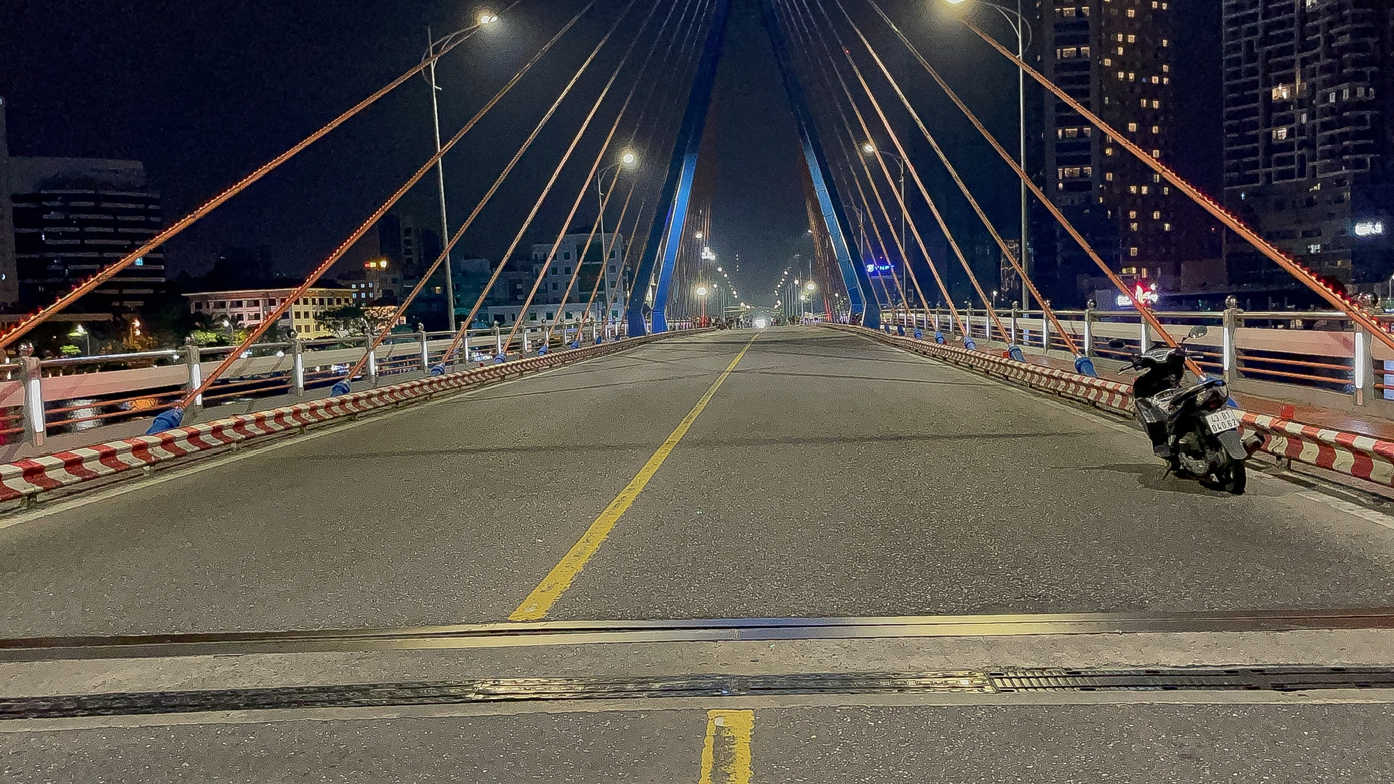 Ngắm trọn khoảnh khắc cầu sông Hàn quay trong đêm  - Ảnh 6.