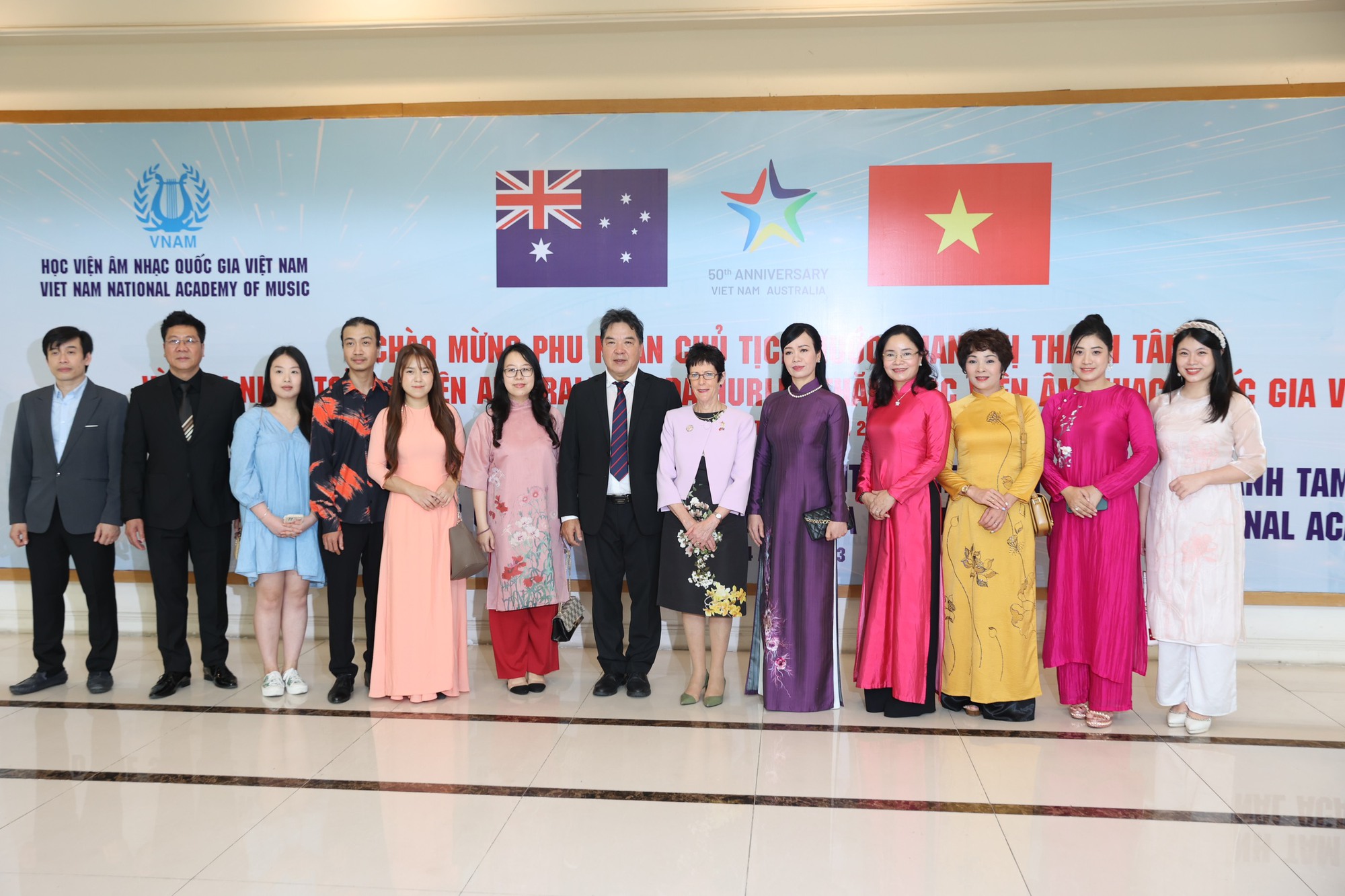 Phu nhân Chủ tịch nước Võ Văn Thưởng và Phu nhân Toàn quyền Úc thăm Học ...