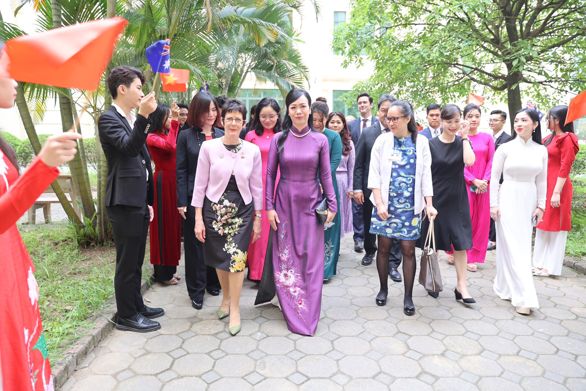 Phu nhân Chủ tịch nước Võ Văn Thưởng và Phu nhân Toàn quyền Úc thăm Học ...