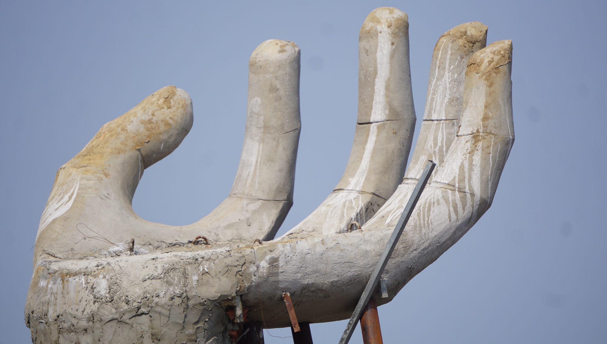 5 'bàn tay' khổng lồ xuất hiện trên bãi biển Hải Tiến - Ảnh 6.