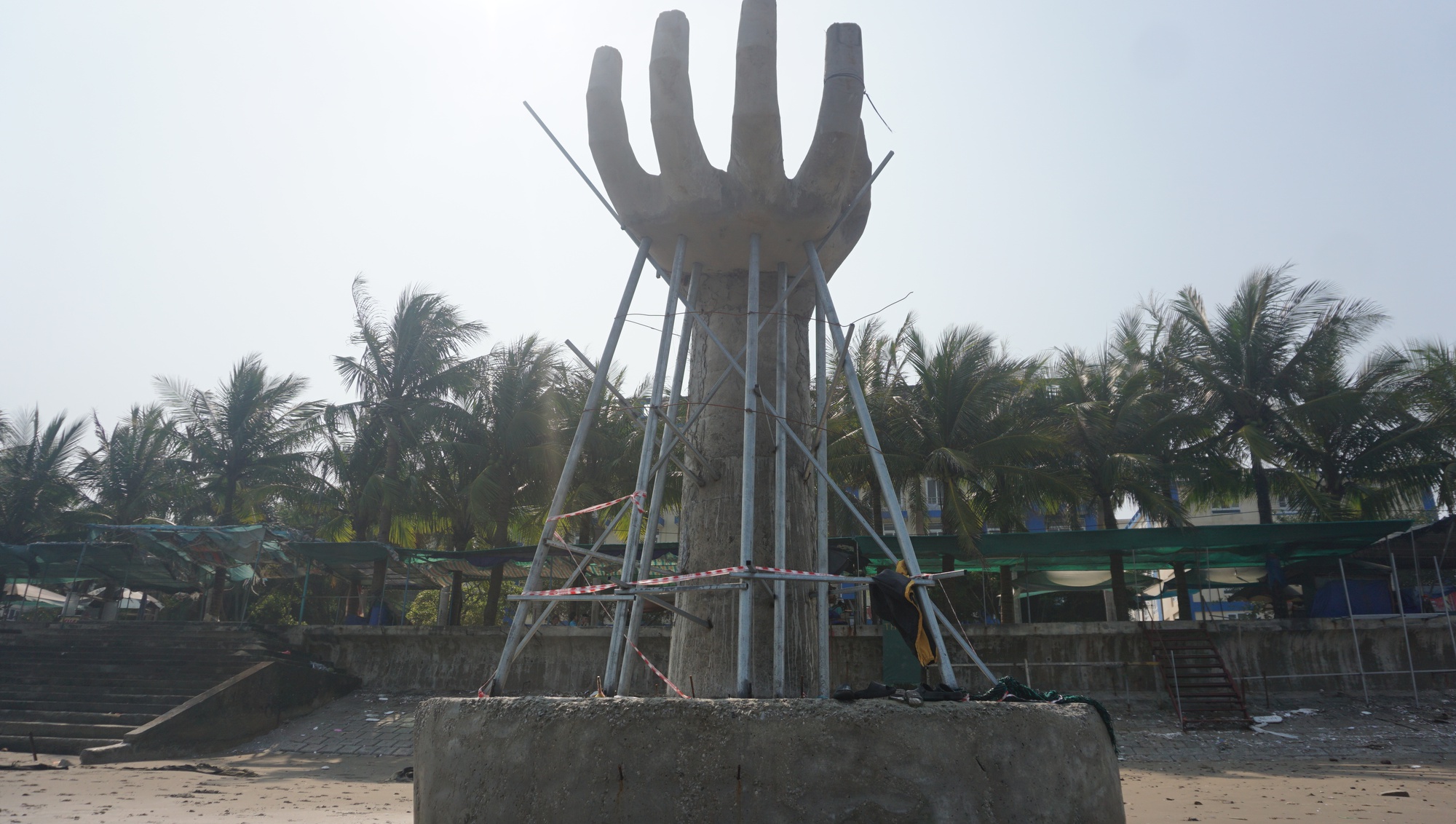 5 'bàn tay' khổng lồ xuất hiện trên bãi biển Hải Tiến - Ảnh 5.