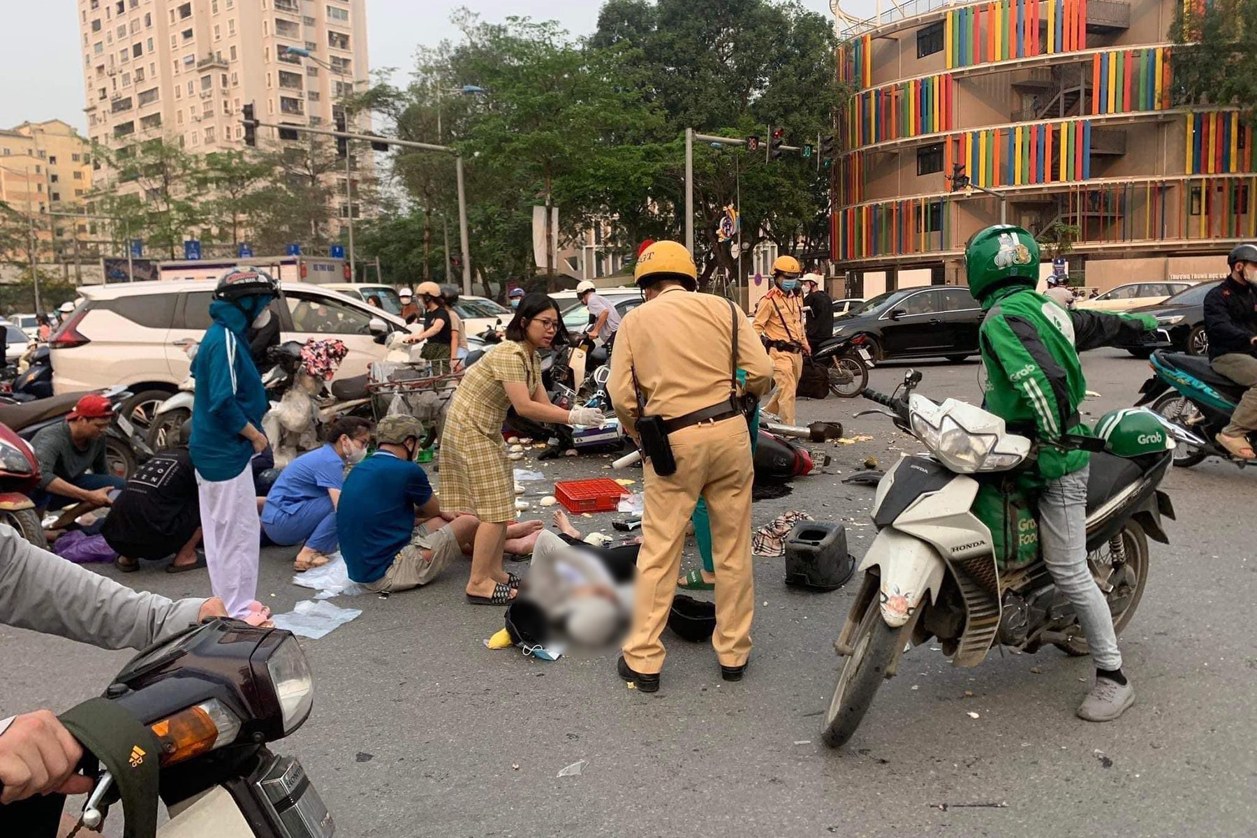Hà Nội: Tài xế U60 tông vào 17 xe máy khiến 17 người nhập viện - Ảnh 1.