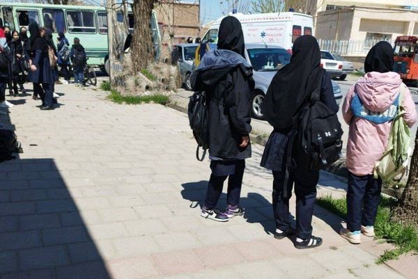Nữ sinh ở Iran lại bị tấn công bằng khí độc - Ảnh 1.