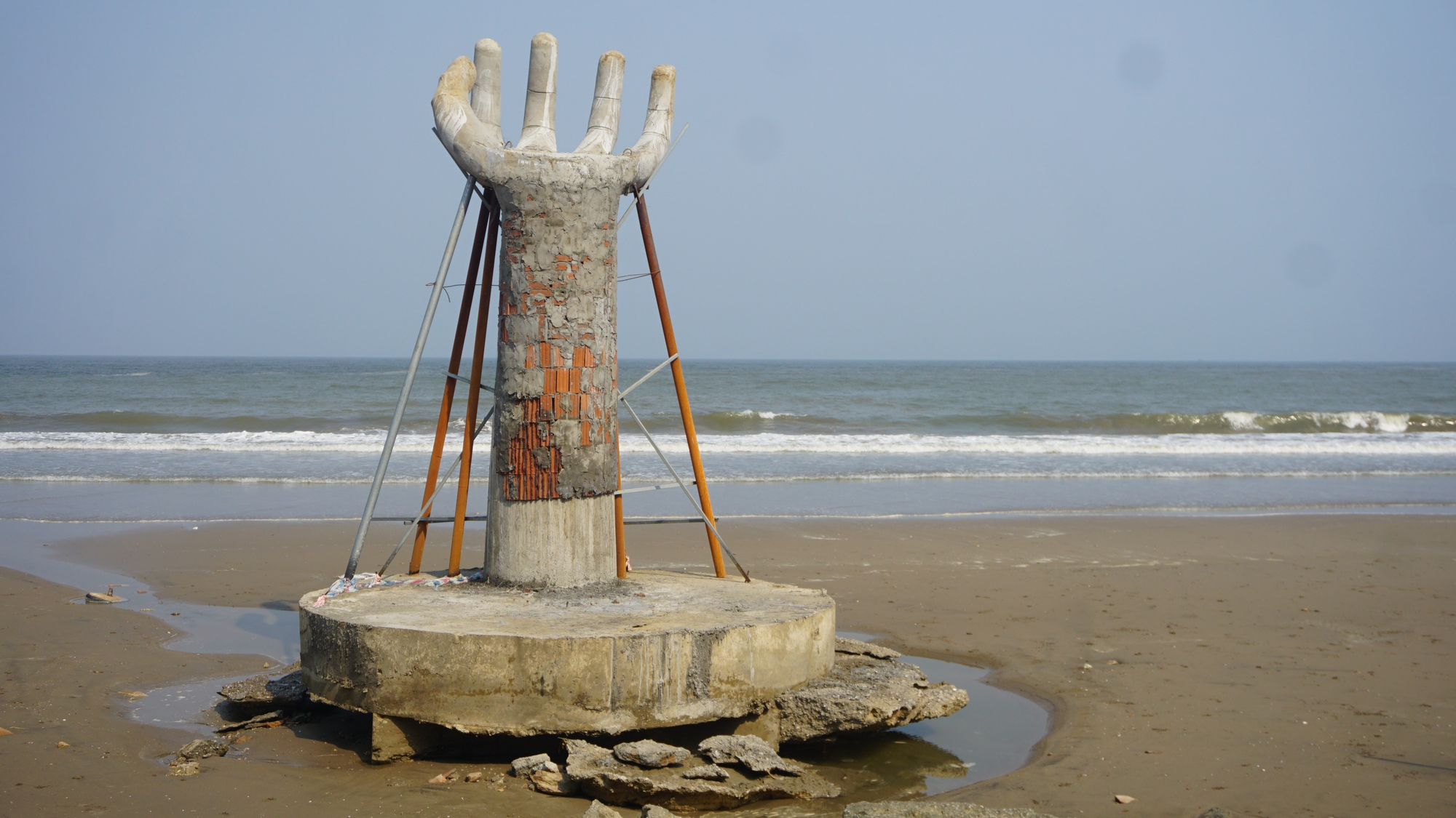 5 'bàn tay' khổng lồ xuất hiện trên bãi biển Hải Tiến - Ảnh 2.
