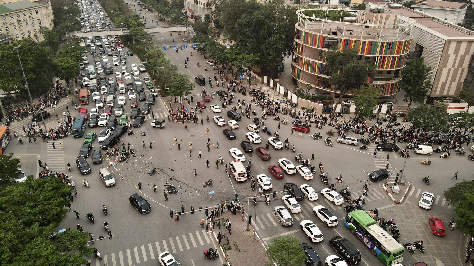 Hà Nội: Tài xế U60 tông vào 17 xe máy khiến 17 người nhập viện - Ảnh 3.