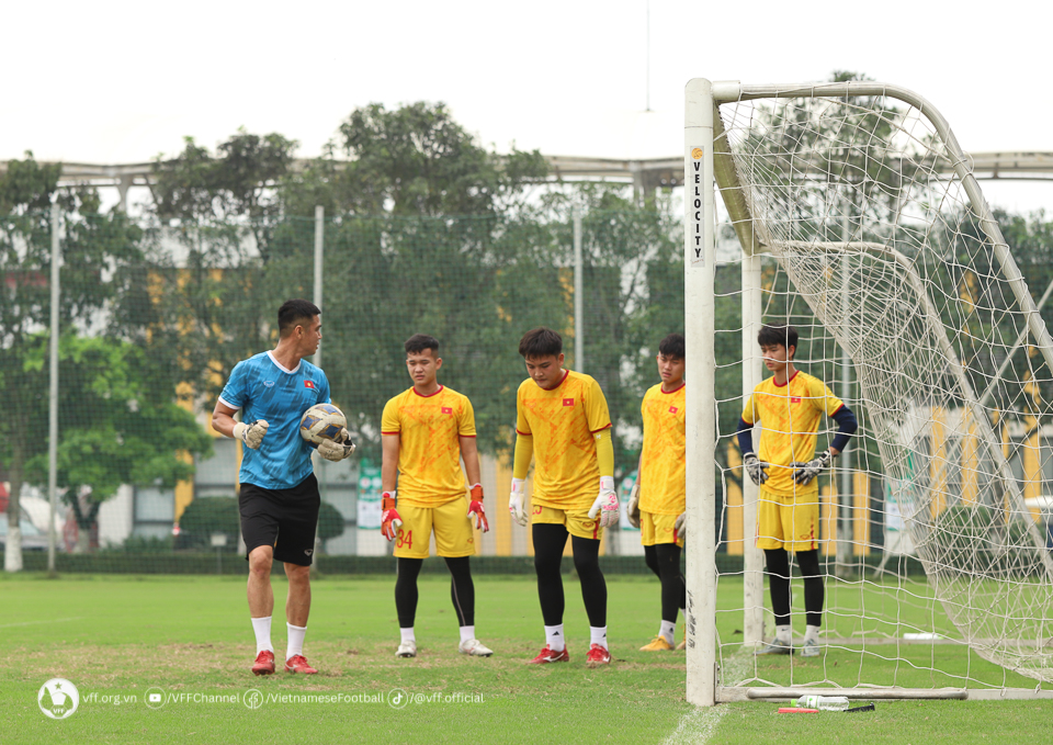 ベトナム U.17 は、アジア大会で日本とウズベキスタンと対戦するためにハードなトレーニングを行っています - 写真 4.