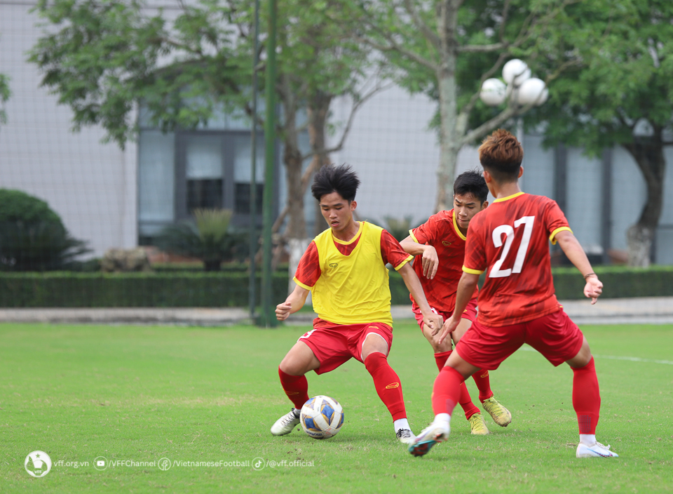 ベトナム U.17 は、アジア大会で日本とウズベキスタンと対戦するためにハードなトレーニングを行っています - 写真 3.