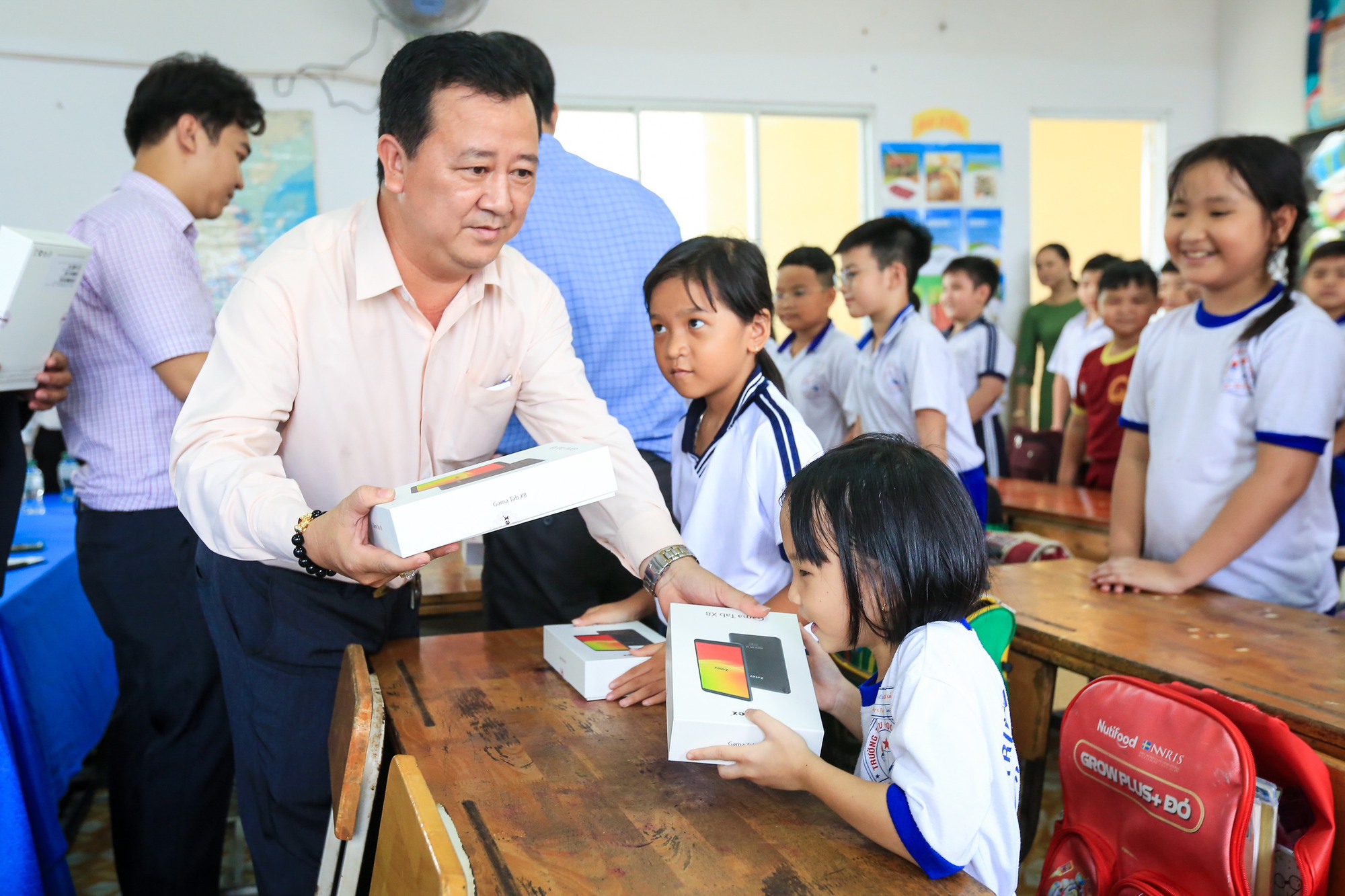 Trường tiểu học ở huyện Hóc Môn, TP.HCM được trao tặng máy tính bảng - Ảnh 4.