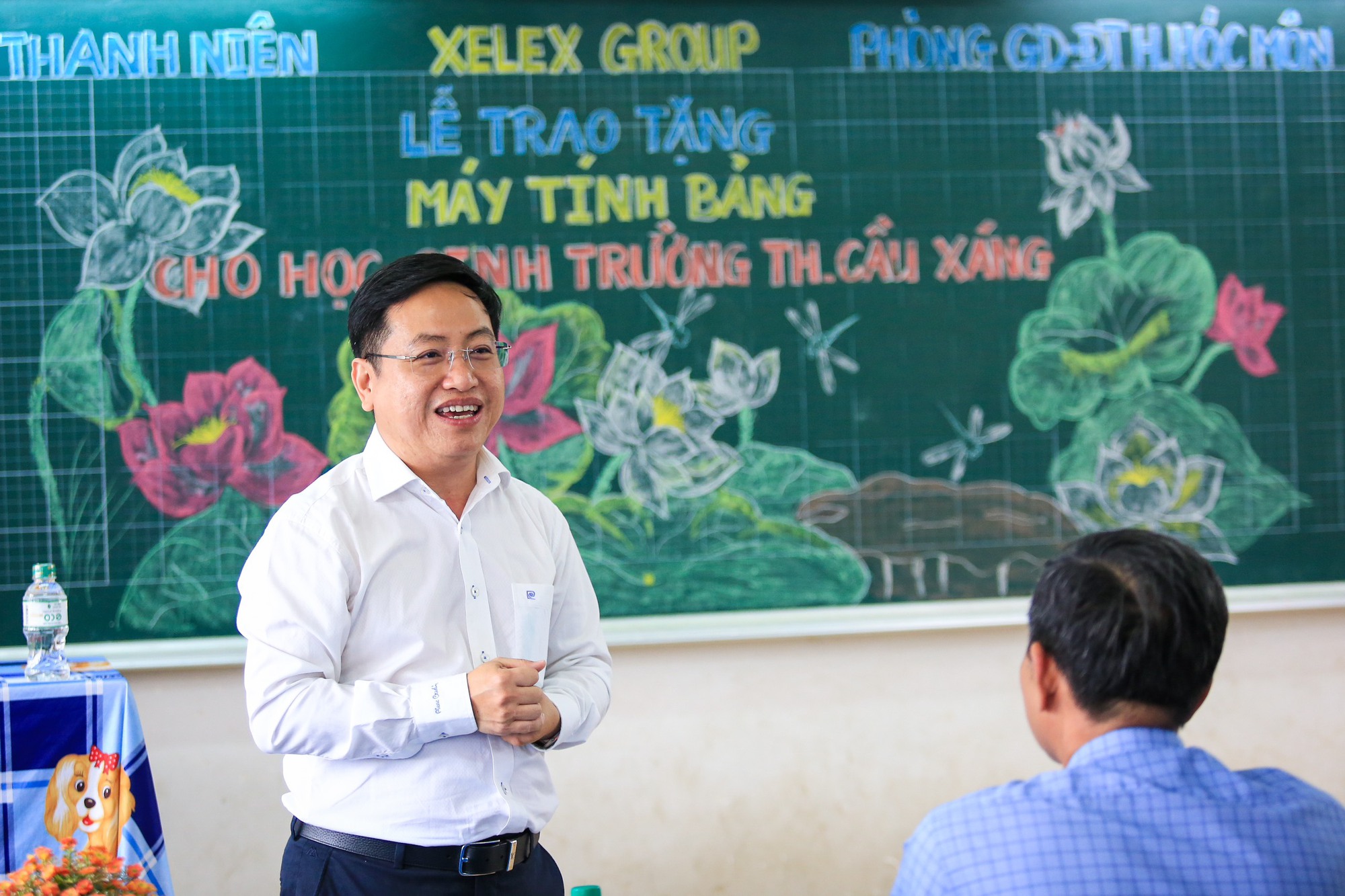 Trường tiểu học ở huyện Hóc Môn, TP.HCM được trao tặng máy tính bảng - Ảnh 3.