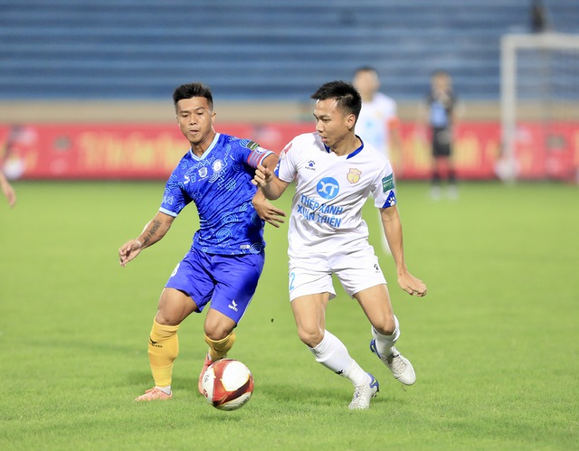 Bị gỡ hòa phút bù giờ, HLV đội Khánh Hòa chỉ trích trọng tài   - Ảnh 2.