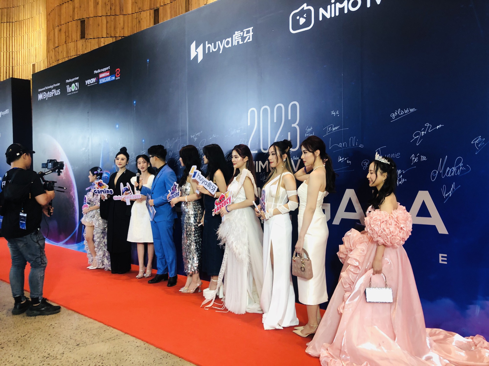 Dàn sao khuấy đảo đêm Nimo TV Global Gala 2023