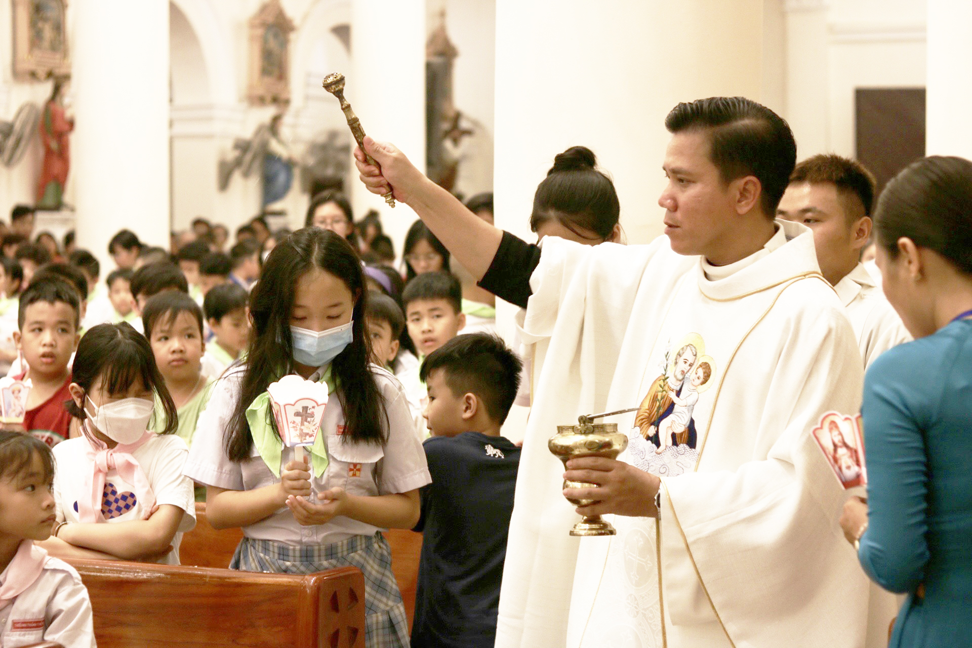 Người Công giáo ở TP.HCM đón Lễ Phục sinh: 'Cầu cho gia đình sống dậy cùng Chúa' - Ảnh 11.