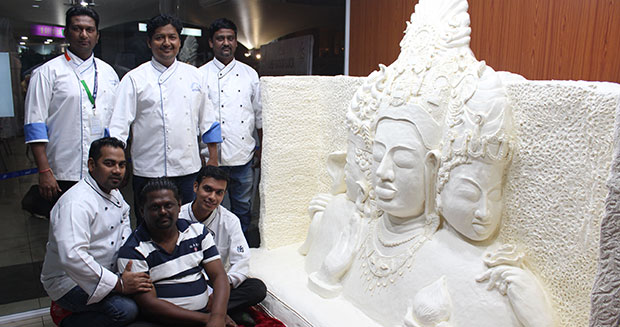Đầu bếp Ấn Độ với tuyệt phẩm điêu khắc bơ thực vật kỷ lục thế giới - Ảnh 3.