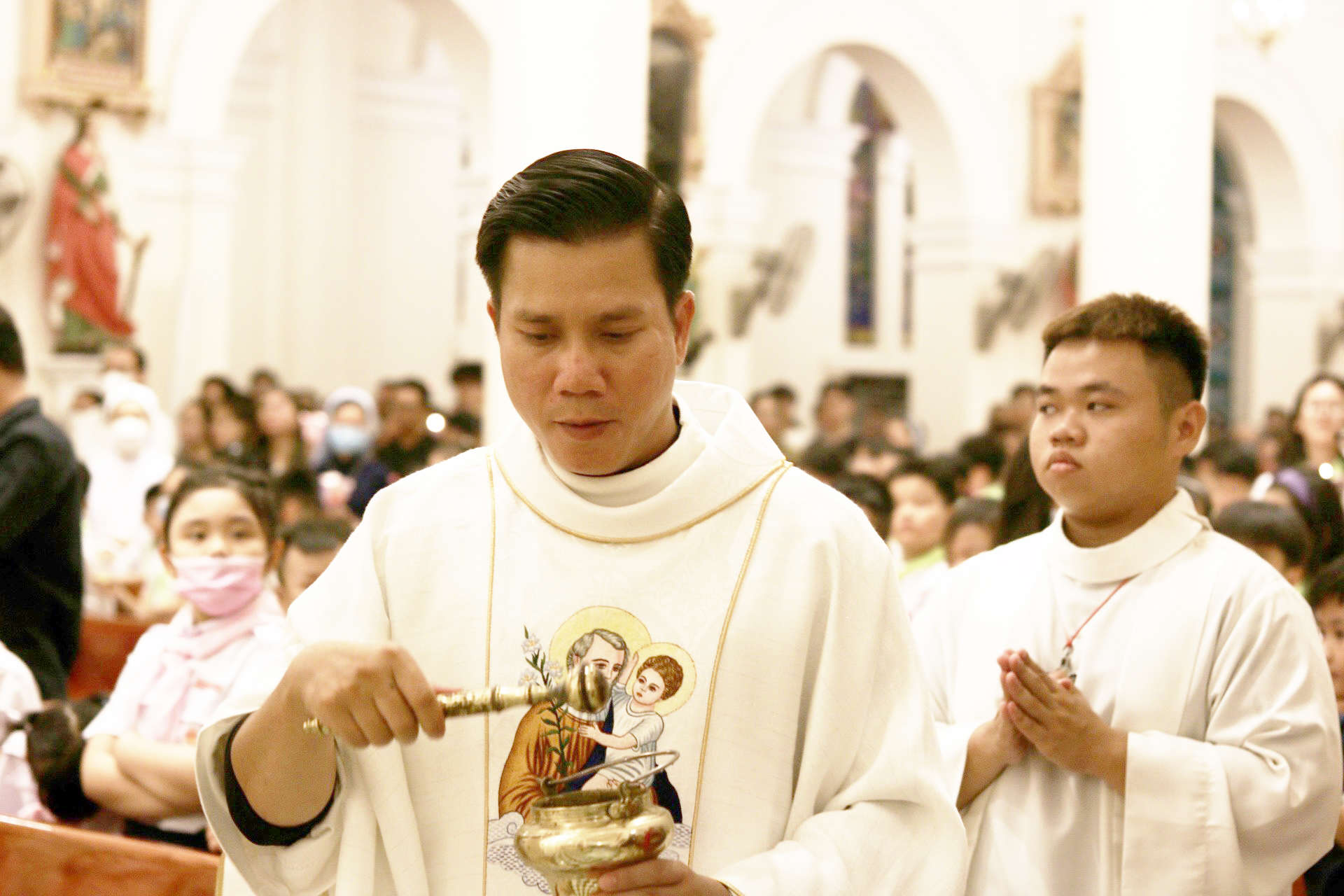 Người Công giáo ở TP.HCM đón Lễ Phục sinh: 'Cầu cho gia đình sống dậy cùng Chúa' - Ảnh 10.