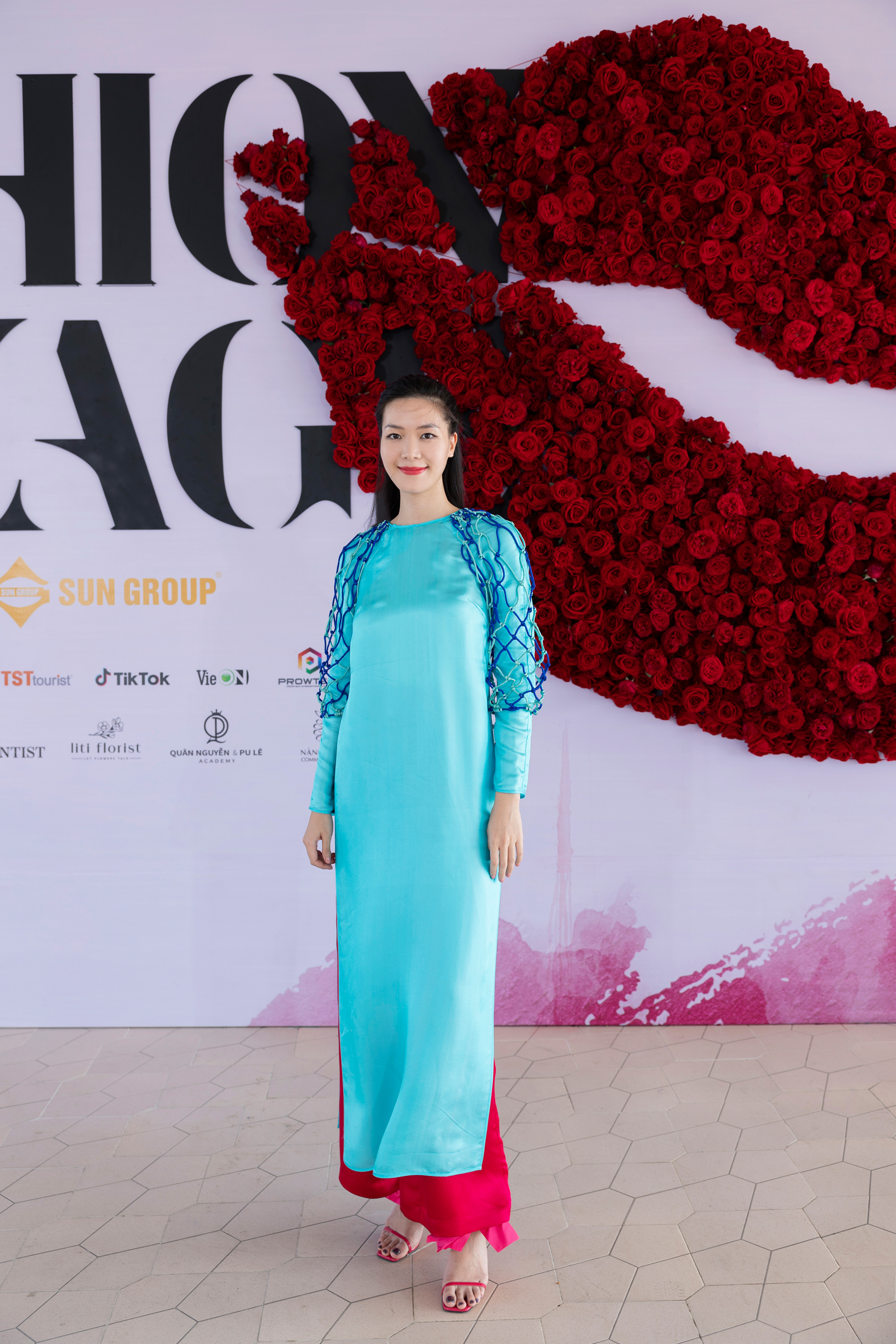 Hoa hậu Việt Nam 2008 Thùy Dung khoe sắc tại thảm đỏ show thời trang - Ảnh 1.