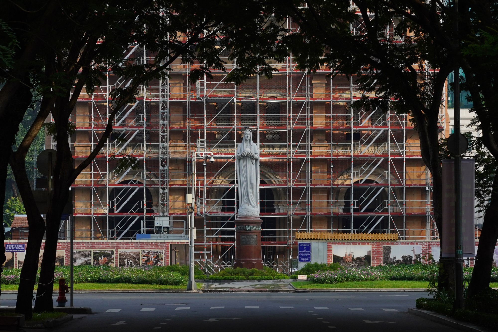 Nhà thờ Đức Bà Sài Gòn được đặt tên từ bức tượng Đức Mẹ Hòa Bình  - Ảnh 8.