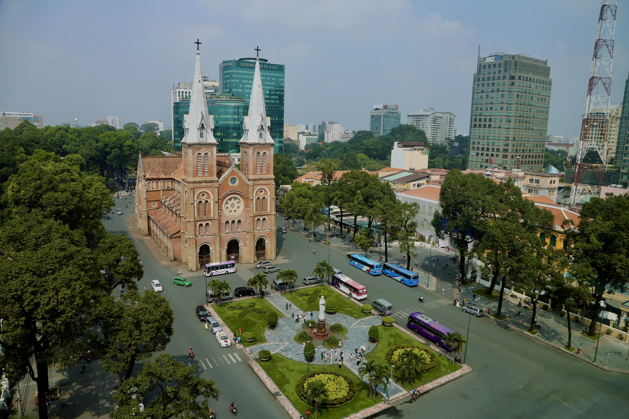 Nhà thờ Đức Bà Sài Gòn được đặt tên từ bức tượng Đức Mẹ Hòa Bình  - Ảnh 6.
