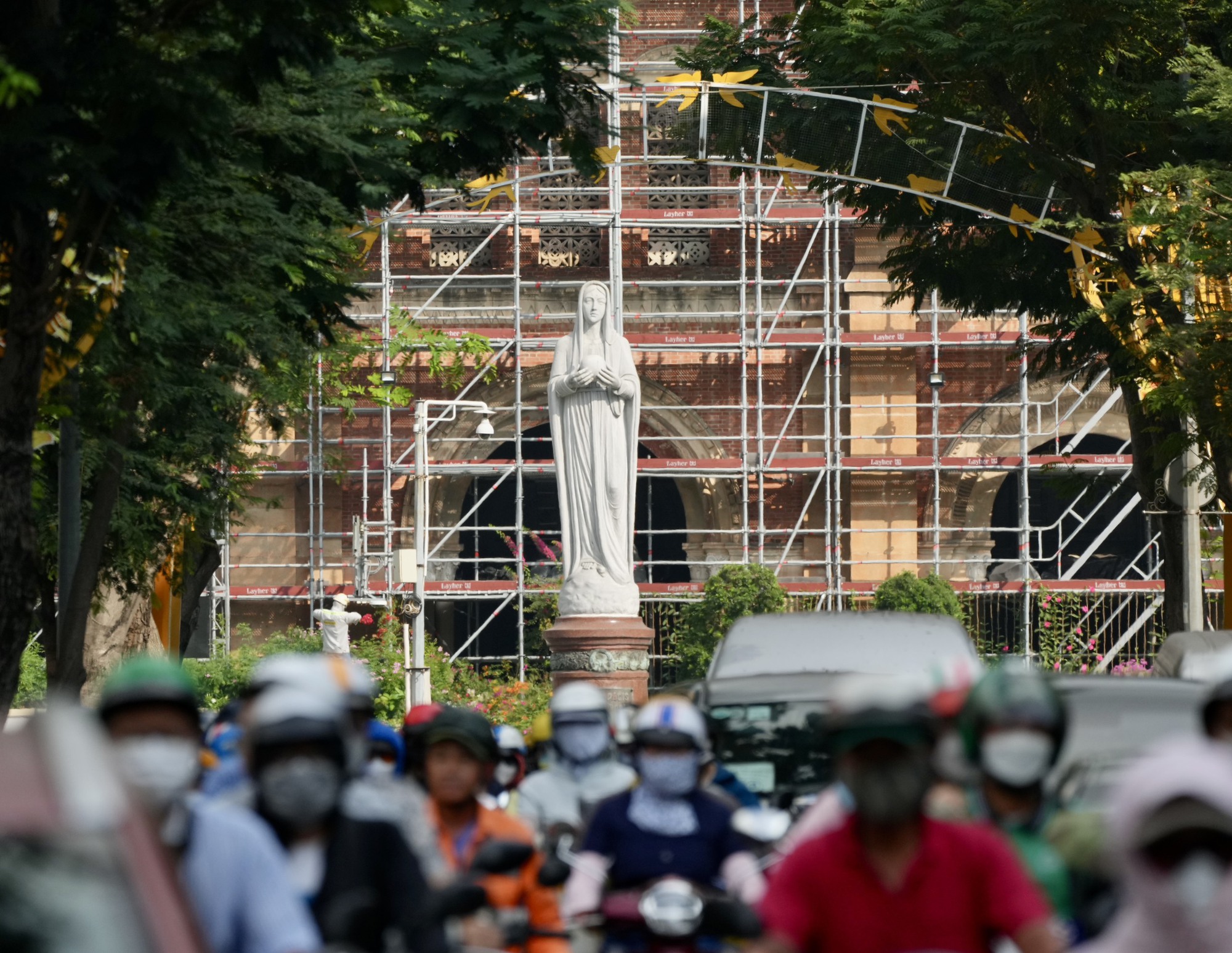 Nhà thờ Đức Bà Sài Gòn được đặt tên từ bức tượng Đức Mẹ Hòa Bình  - Ảnh 4.