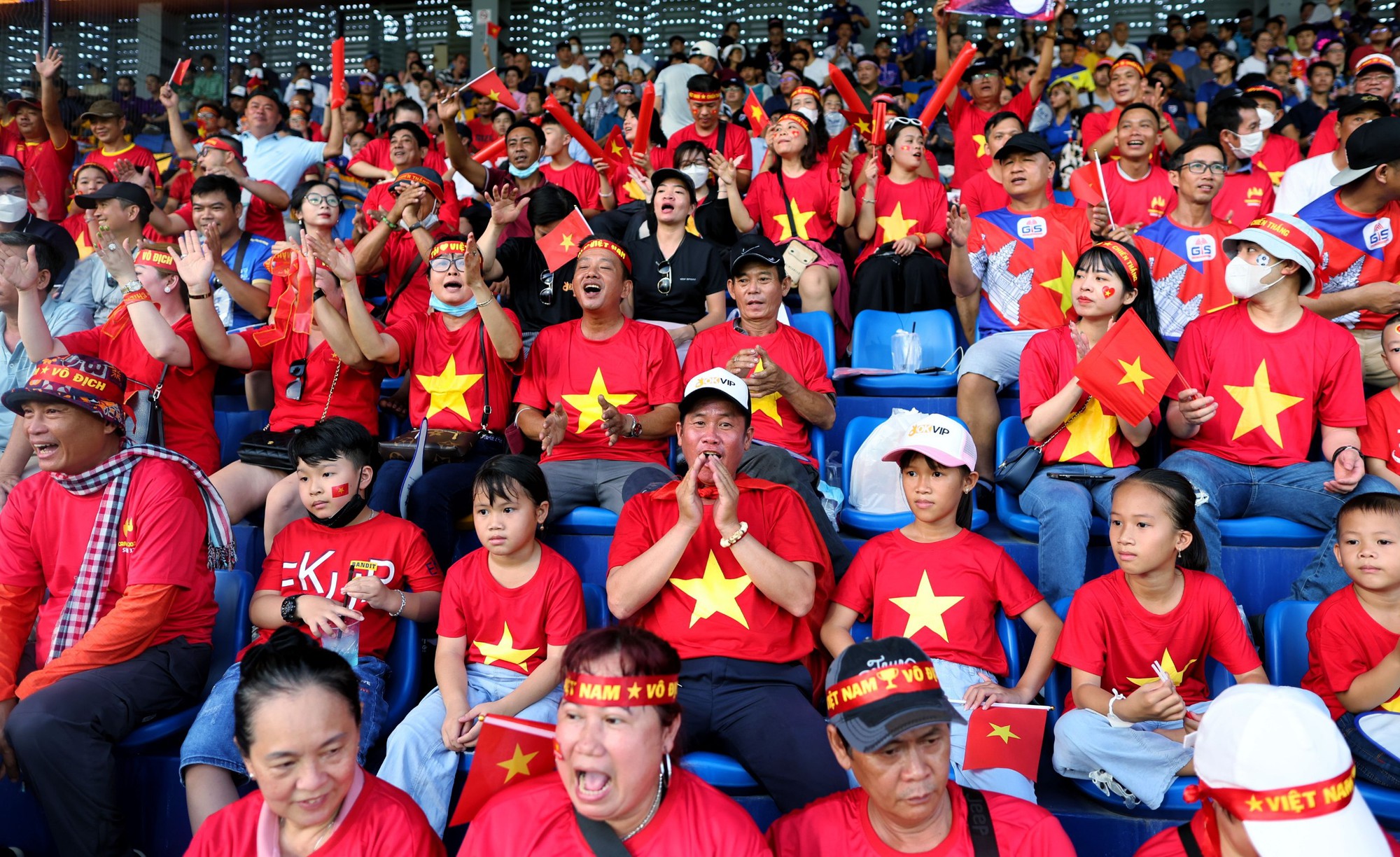 SEA Games 32: Hành động đẹp của CĐV Việt Nam, Lào và Campuchia nhận sự tán dương - Ảnh 6.