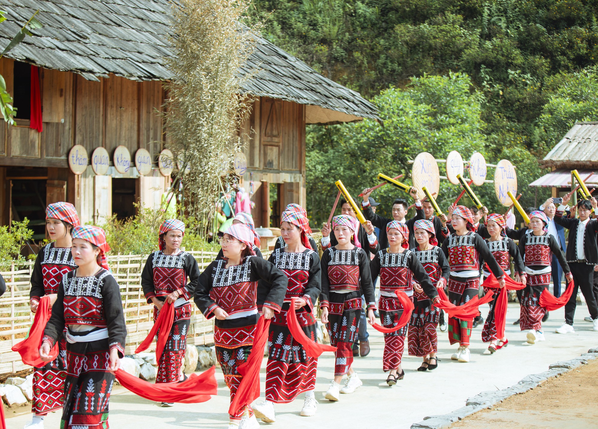 Độc đáo không gian văn hóa 5 dân tộc Sa Pa tại Sun World Fansipan Legend - Ảnh 1.