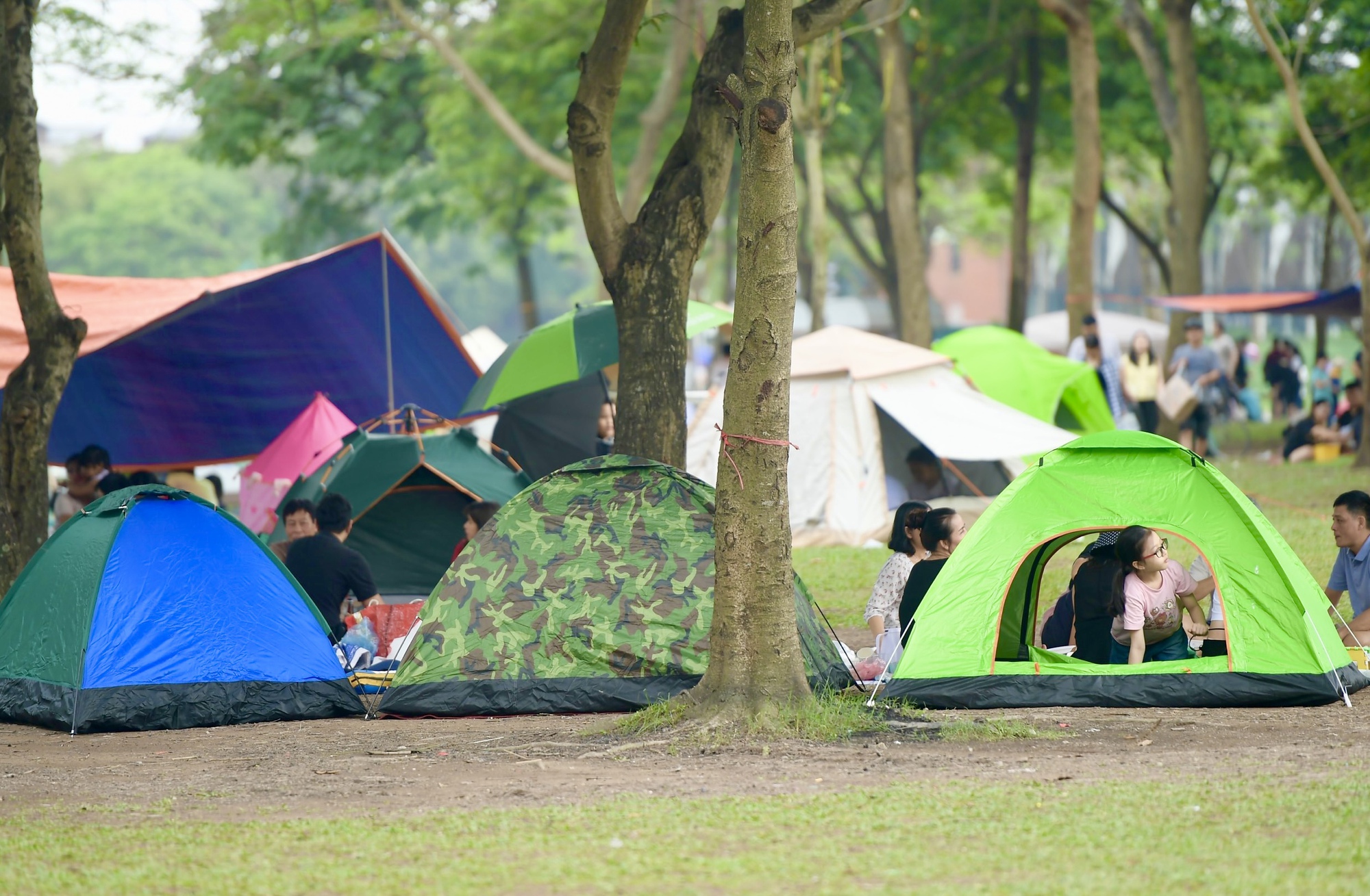 Người dân đổ xô về công viên xanh lớn nhất Hà Nội cắm trại ngày 1.5 - Ảnh 2.
