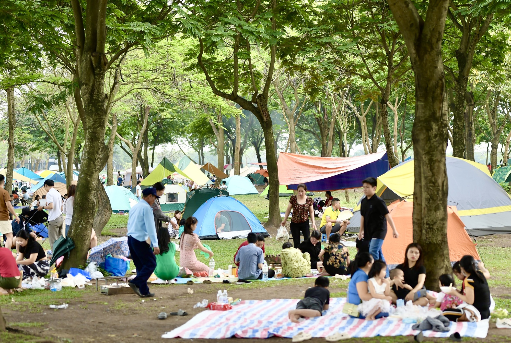 Người dân đổ xô về công viên xanh lớn nhất Hà Nội cắm trại ngày 1.5 - Ảnh 1.