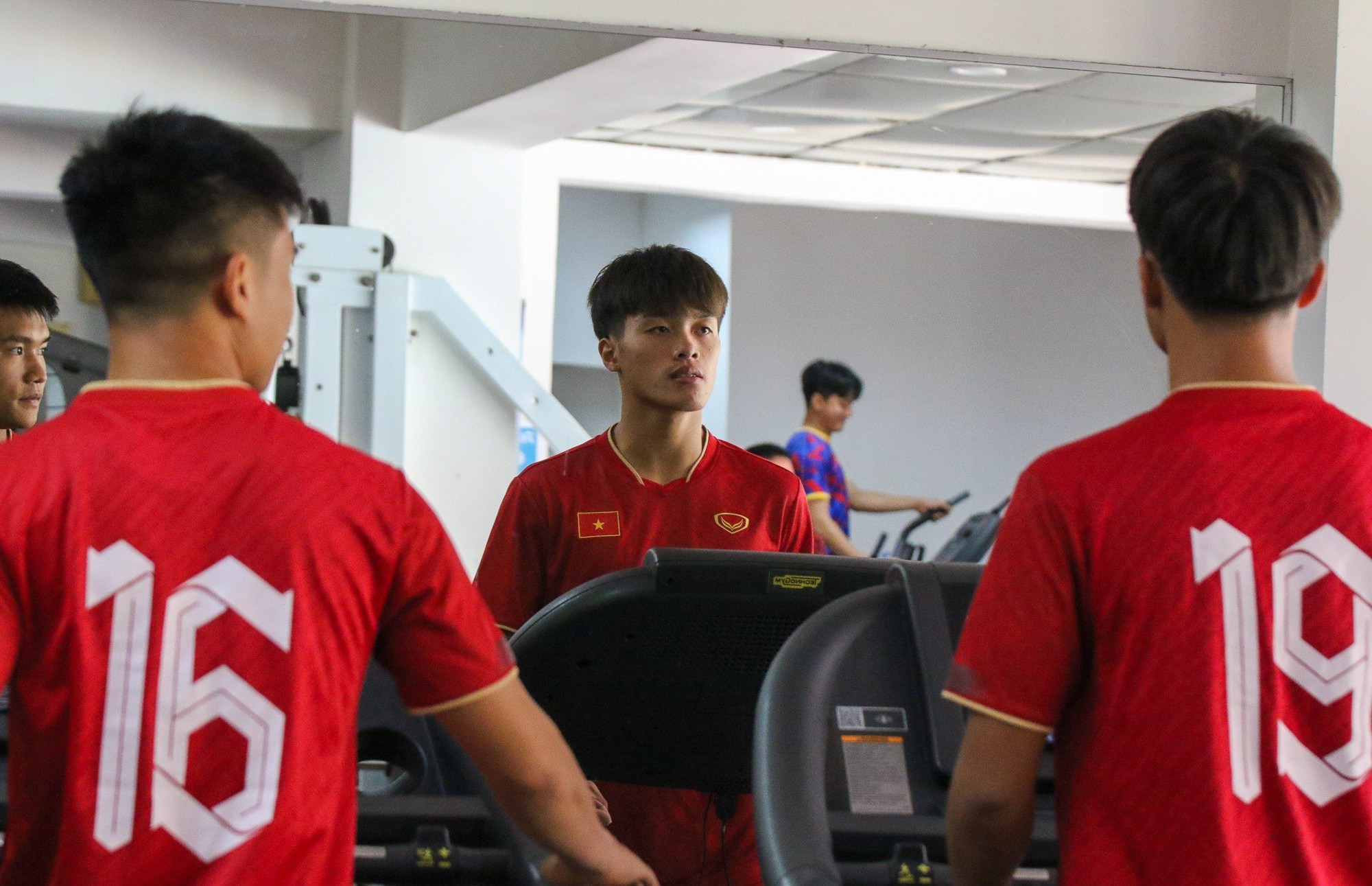 Cầu thủ U.22 Việt Nam tươi rói khi được HLV Troussier 'thưởng nóng' - Ảnh 7.