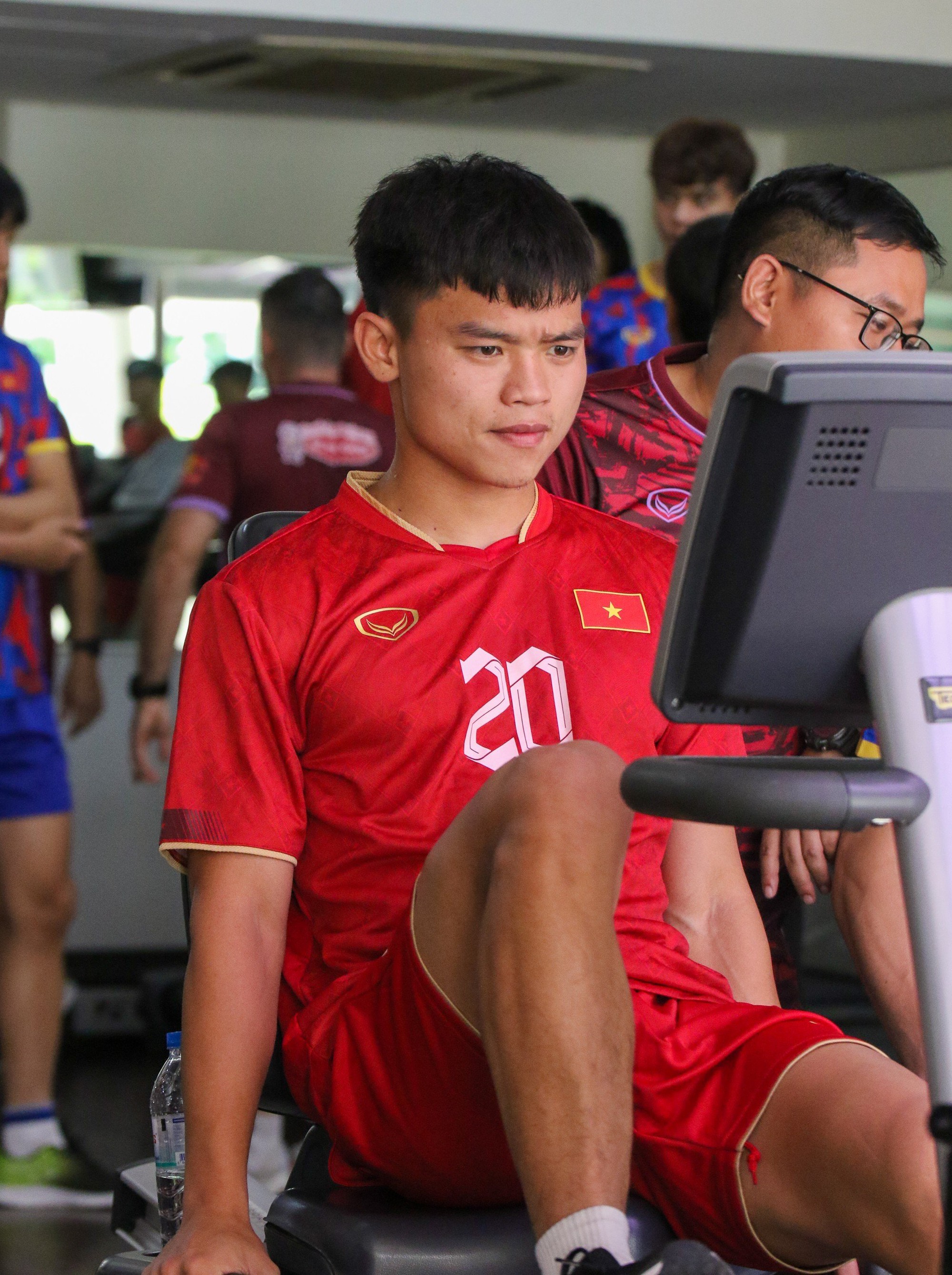 Cầu thủ U.22 Việt Nam tươi rói khi được HLV Troussier 'thưởng nóng' - Ảnh 5.