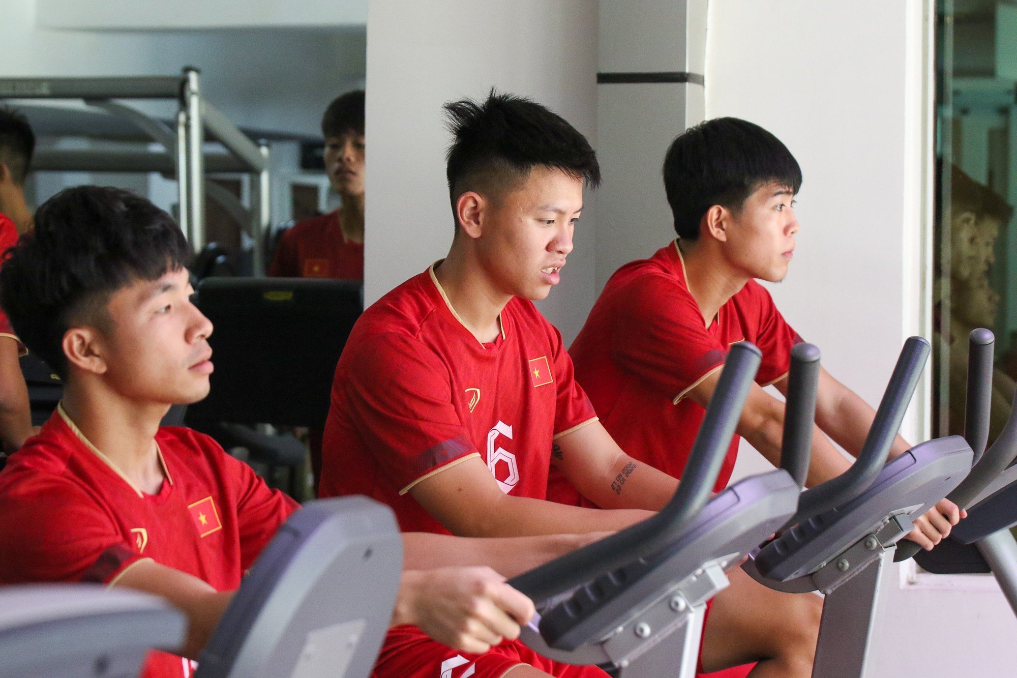 Cầu thủ U.22 Việt Nam tươi rói khi được HLV Troussier 'thưởng nóng' - Ảnh 1.