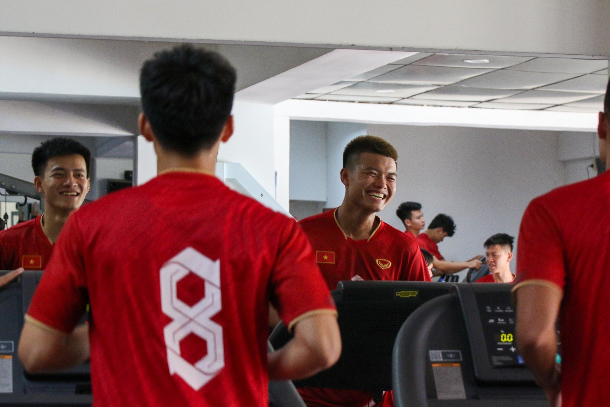 Cầu thủ U.22 Việt Nam tươi rói khi được HLV Troussier 'thưởng nóng' - Ảnh 9.