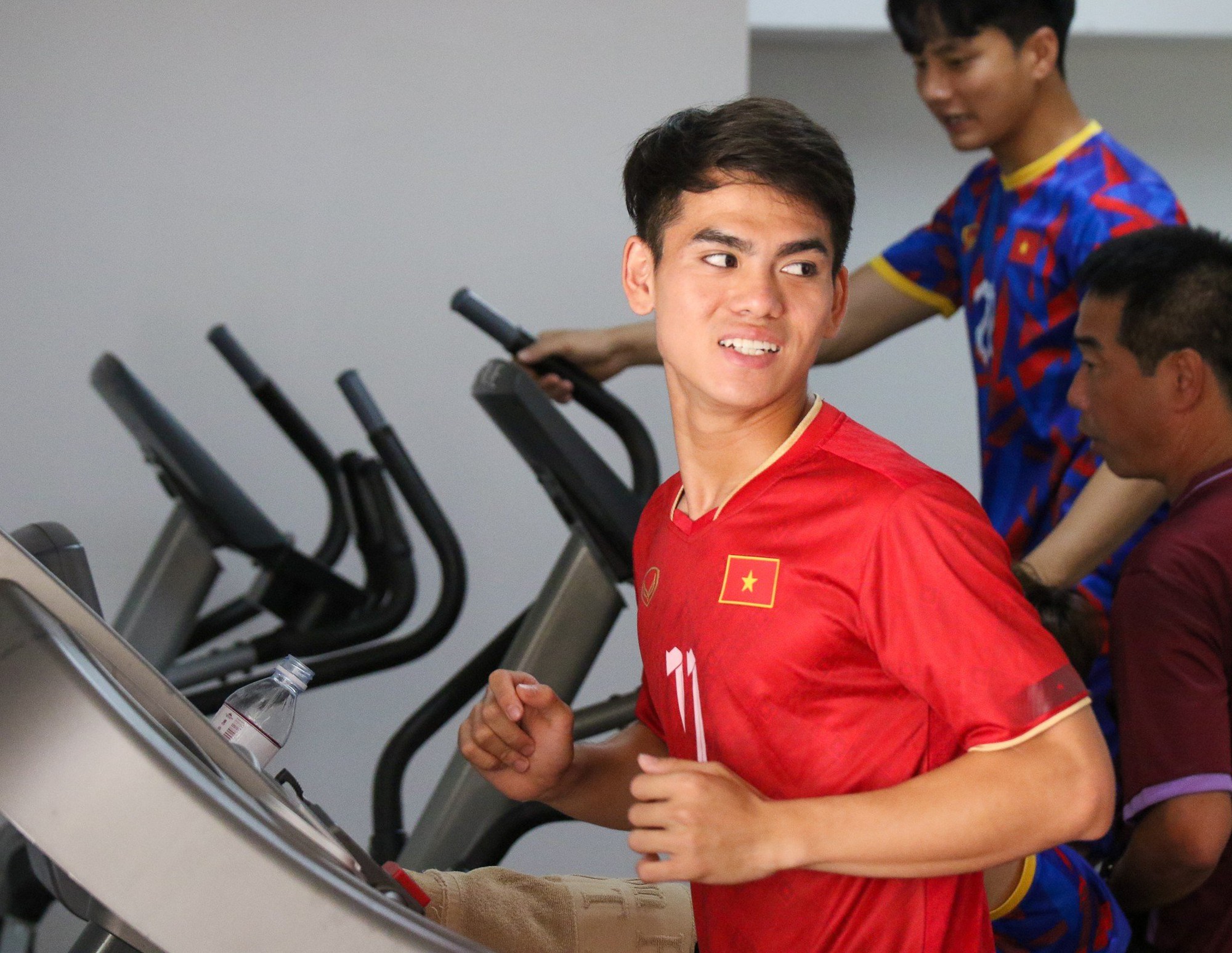 Cầu thủ U.22 Việt Nam tươi rói khi được HLV Troussier 'thưởng nóng' - Ảnh 6.