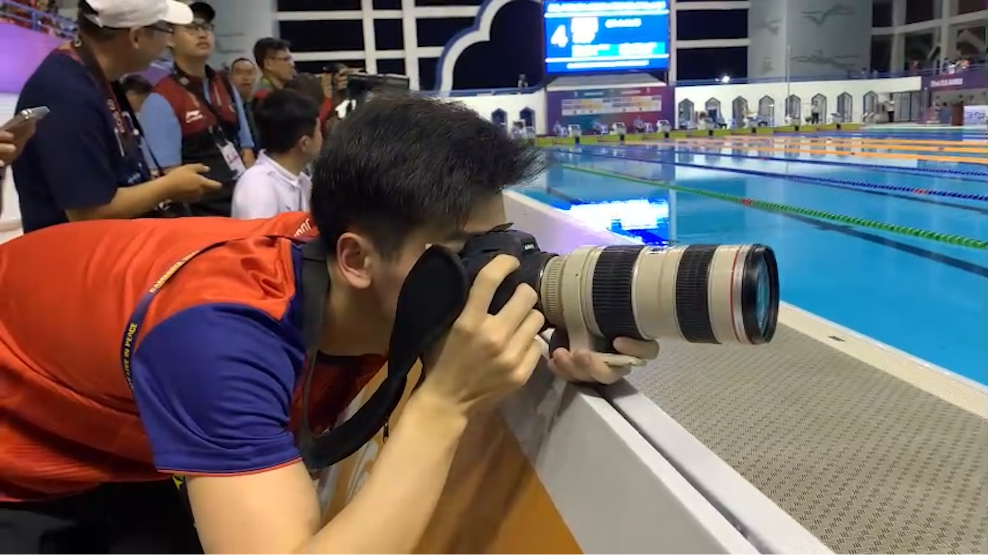 Bất ngờ với nghề tay trái của kình ngư Nguyễn Hữu Kim Sơn tại SEA Games 32 - Ảnh 2.