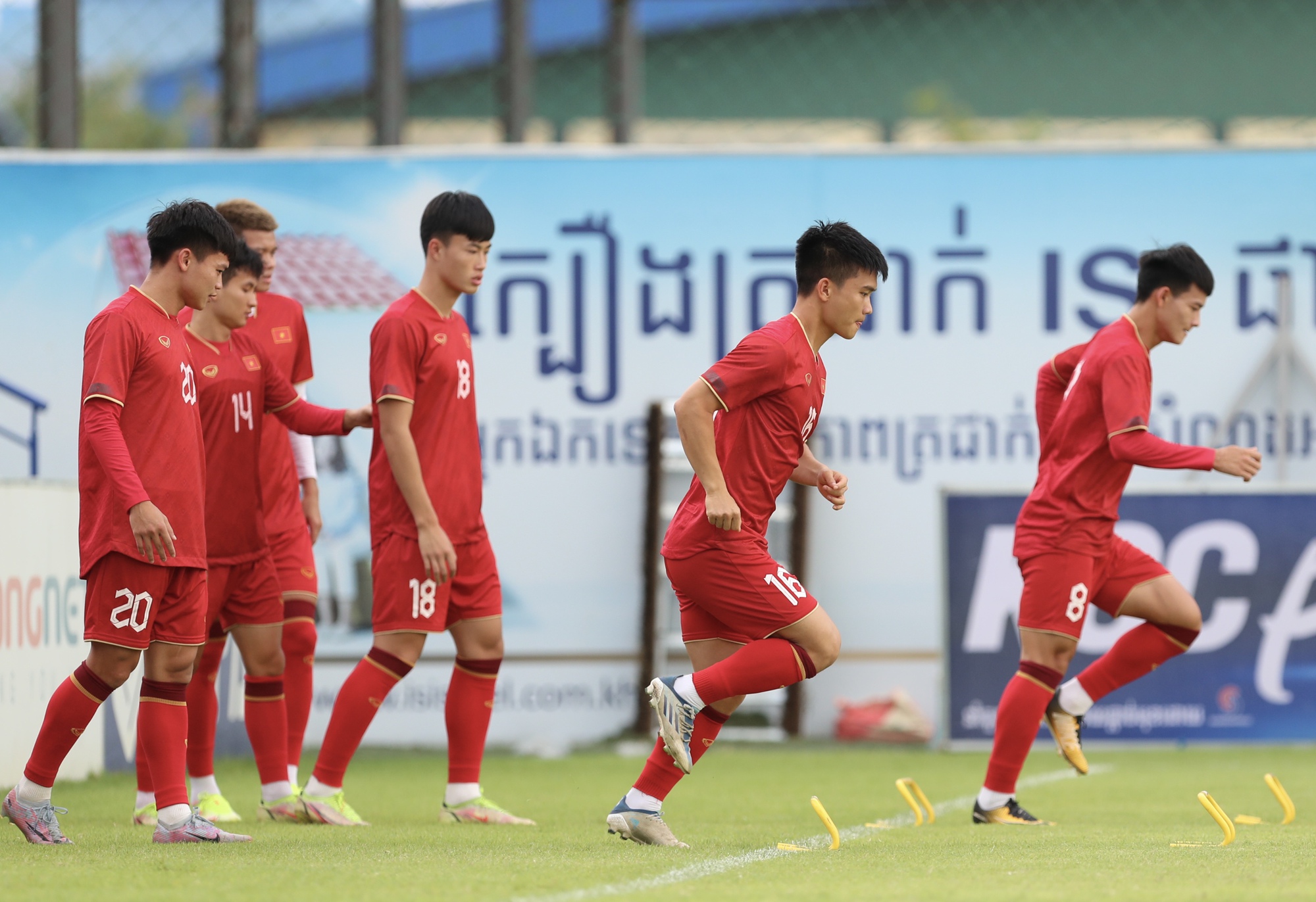 U.22 Việt Nam thoải mái tinh thần, chuẩn bị rèn chiêu đấu U.22 Thái Lan - Ảnh 10.