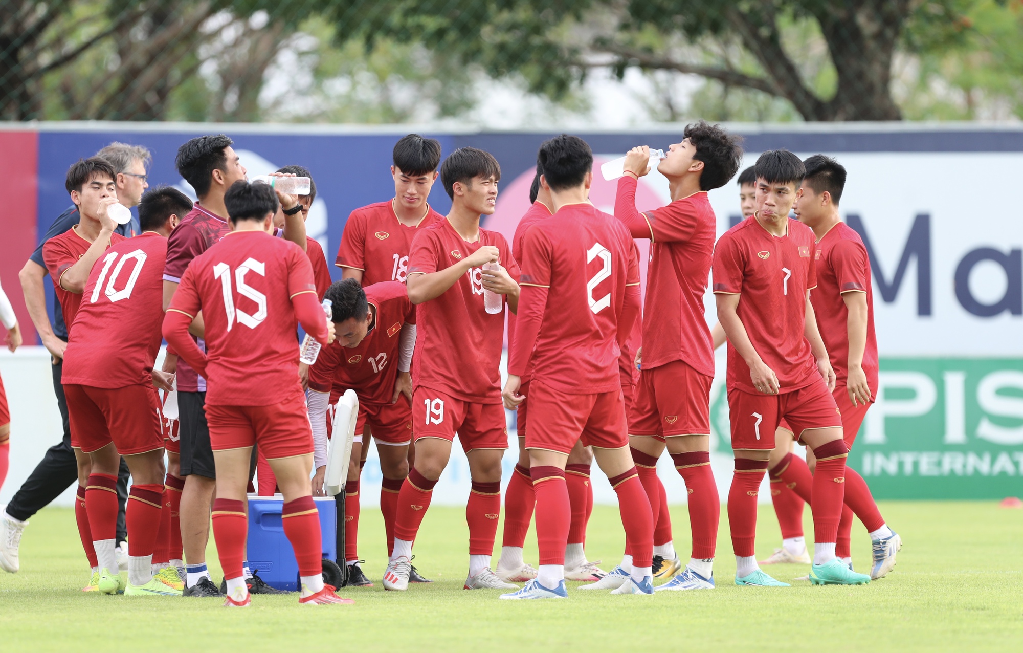 U.22 Việt Nam thoải mái tinh thần, chuẩn bị rèn chiêu đấu U.22 Thái Lan - Ảnh 13.