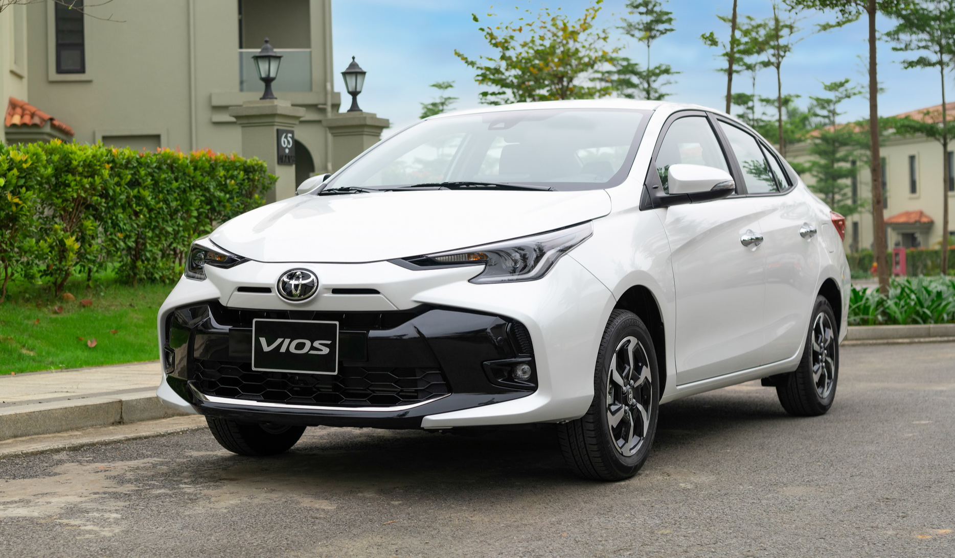 Sau giai đoạn biến động, doanh số Toyota Vios đang dần ổn định trở lại. Mẫu sedan hạng B này tiếp tục góp mặt trong cuộc đua 10 ô tô bán chạy nhất Việt Nam tháng 4.2024 với 923 xe bán ra, giảm 11 xe so với tháng trước đó. Toyota Vios hiện đang được hãng xe Nhật Bản lắp ráp trong nước, đi kèm mức giá 479 - 600 triệu đồng.