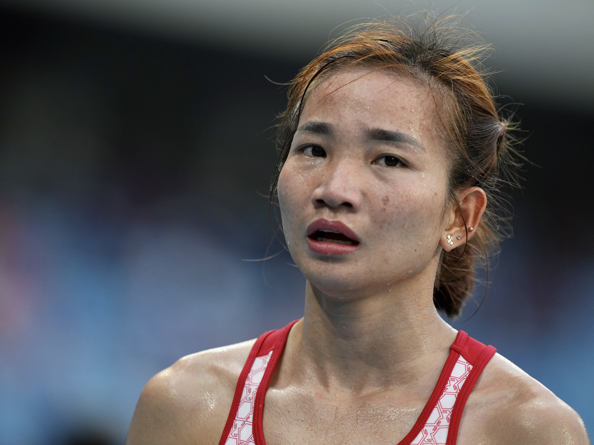 Quá xuất sắc, Nguyễn Thị Oanh lại giành HCV 10.000 m SEA Games 32 - Ảnh 4.