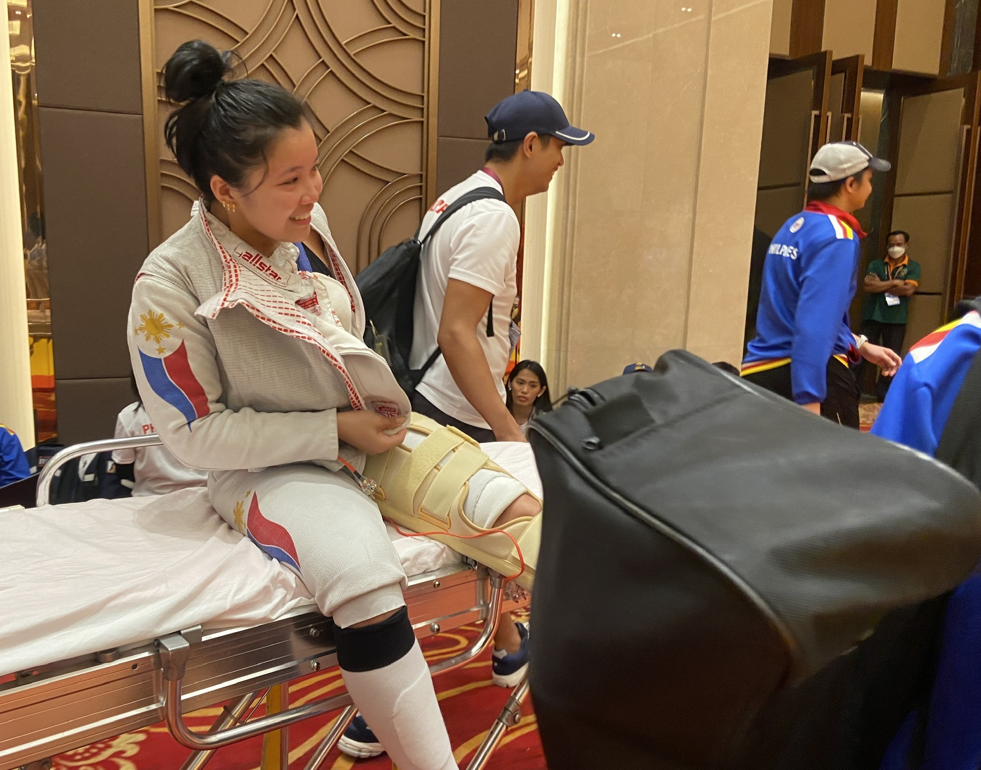 Nữ kiếm thủ Philippines nén đau vào chung kết dù dính chấn thương đầu gối nặng - Ảnh 1.