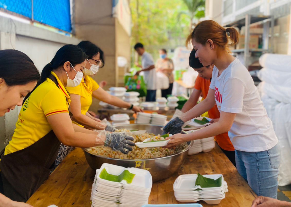 Bếp ăn nấu 5.000 suất cơm 0 đồng giúp mọi người