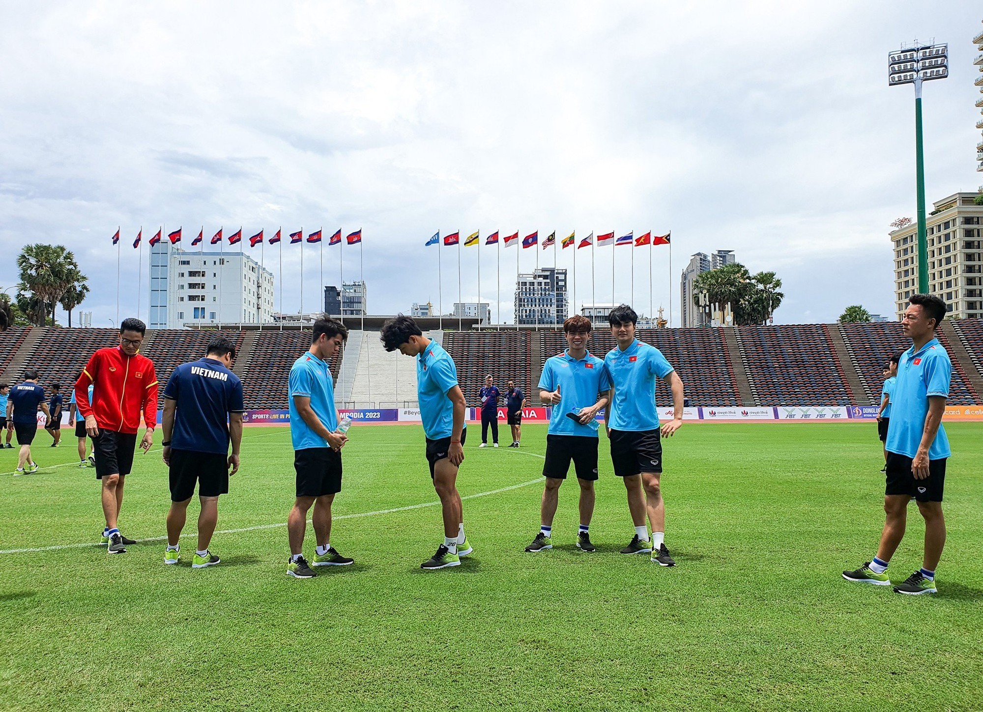 U.22 Việt Nam nghỉ tập, tranh thủ tham quan sân đá bán kết SEA Games 32 - Ảnh 1.