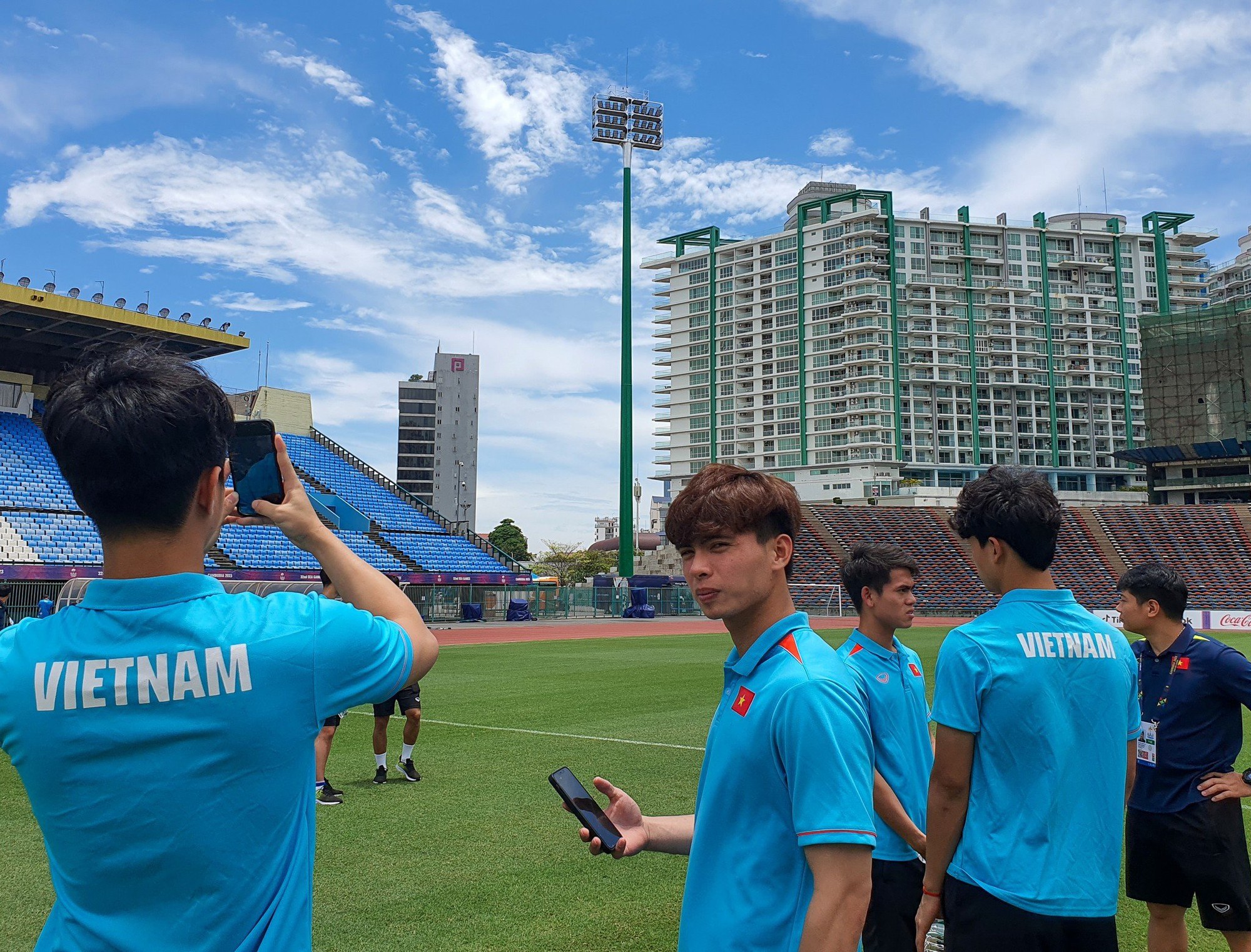 U.22 Việt Nam nghỉ tập, tranh thủ tham quan sân đá bán kết SEA Games 32 - Ảnh 2.