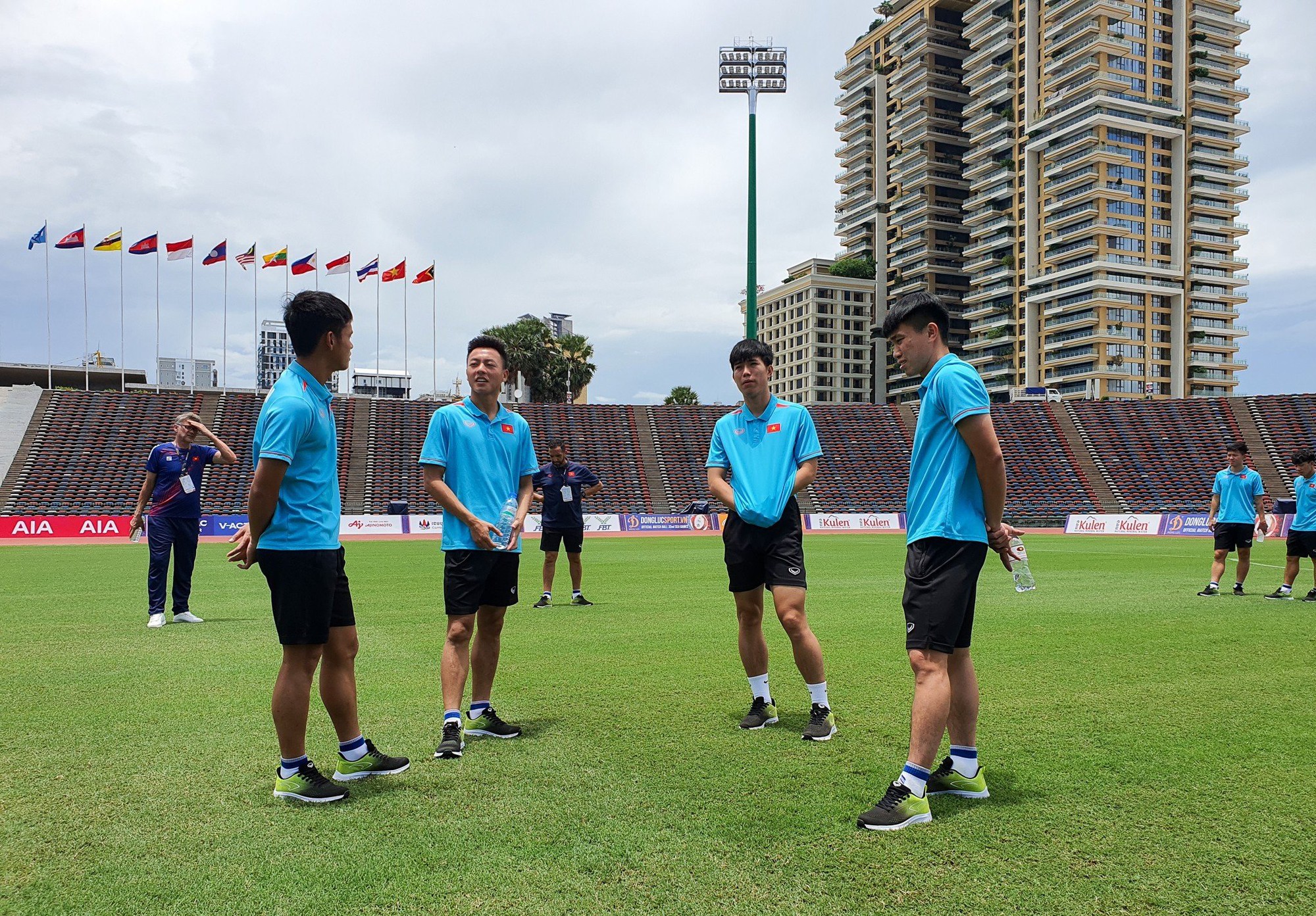 U.22 Việt Nam nghỉ tập, tranh thủ tham quan sân đá bán kết SEA Games 32 - Ảnh 5.
