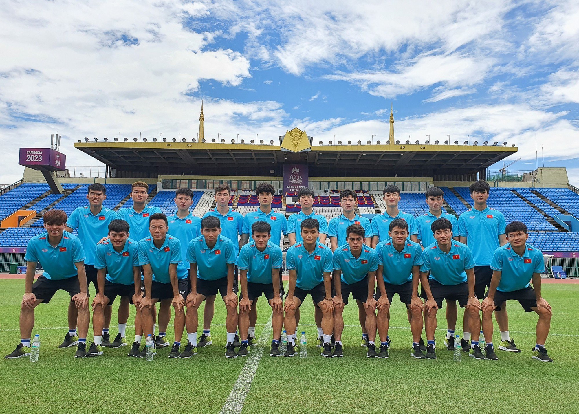 U.22 Việt Nam nghỉ tập, tranh thủ tham quan sân đá bán kết SEA Games 32 - Ảnh 9.