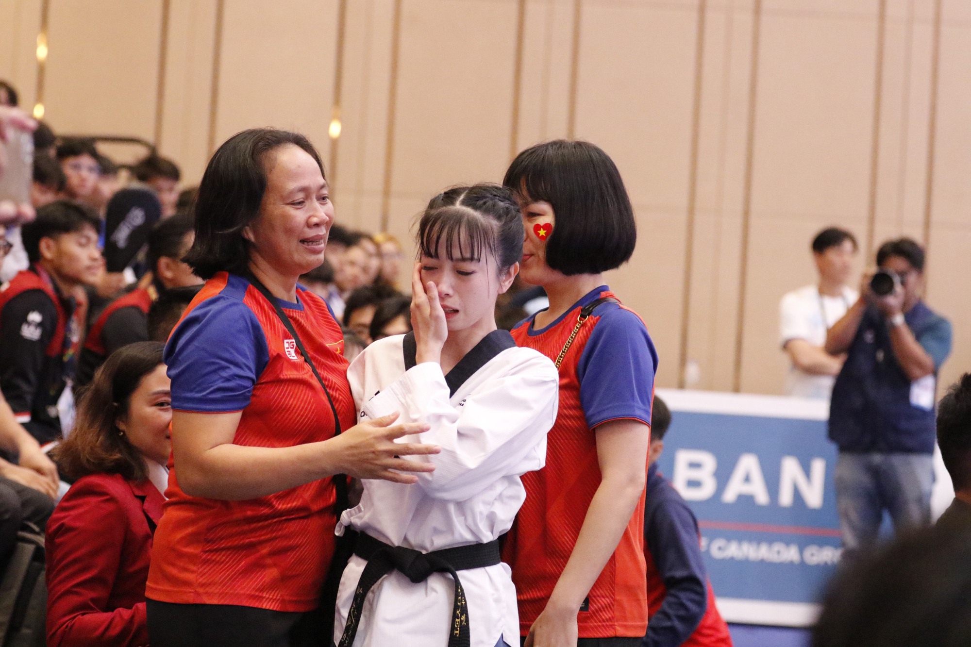 Hoa khôi Châu Tuyết Vân bật khóc chia tay SEA Games sau HCV thứ 6 kịch tính - Ảnh 6.