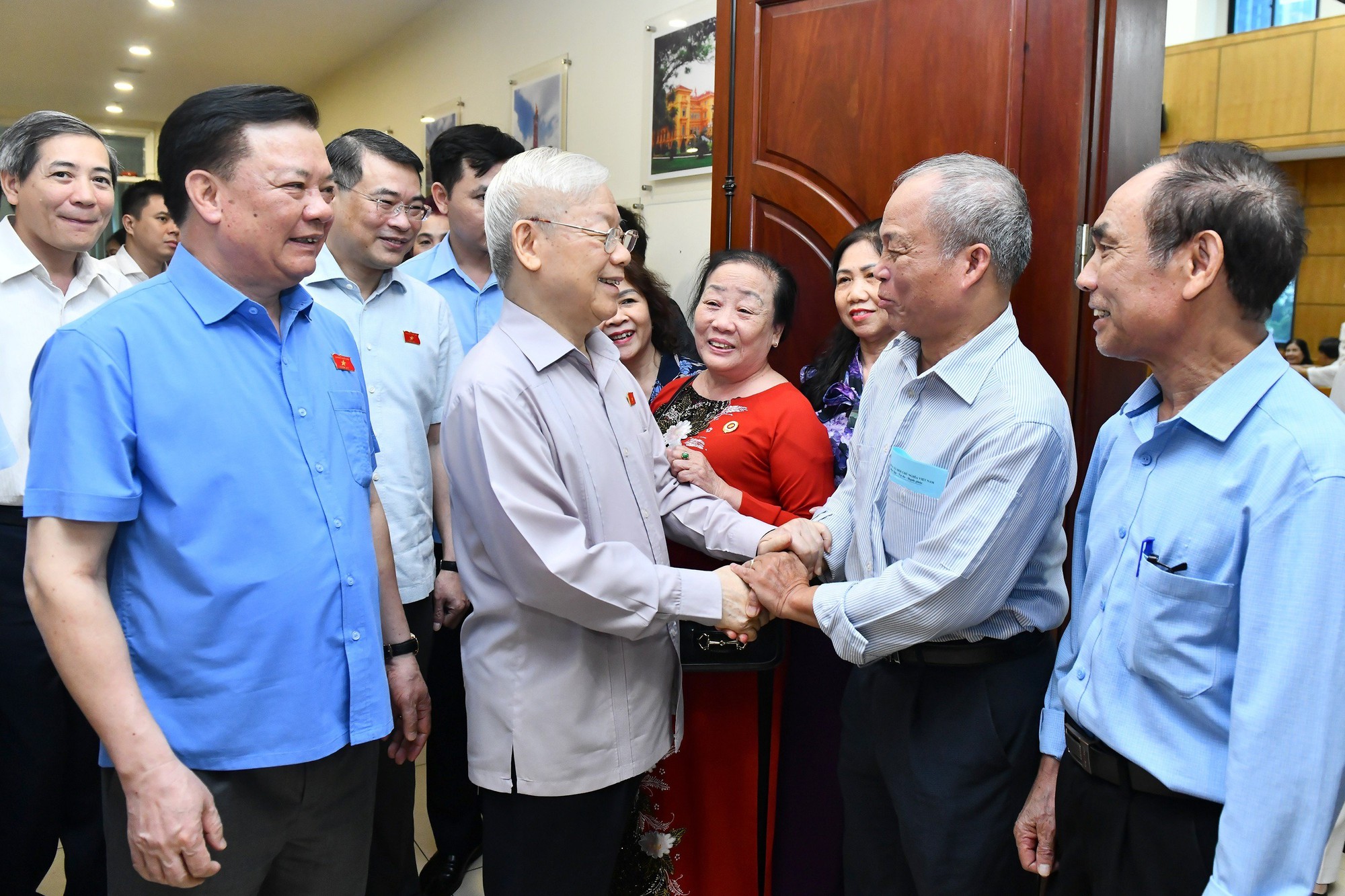 Cán bộ không xứng đáng thì từ chức, rút lui trong danh dự là tốt nhất